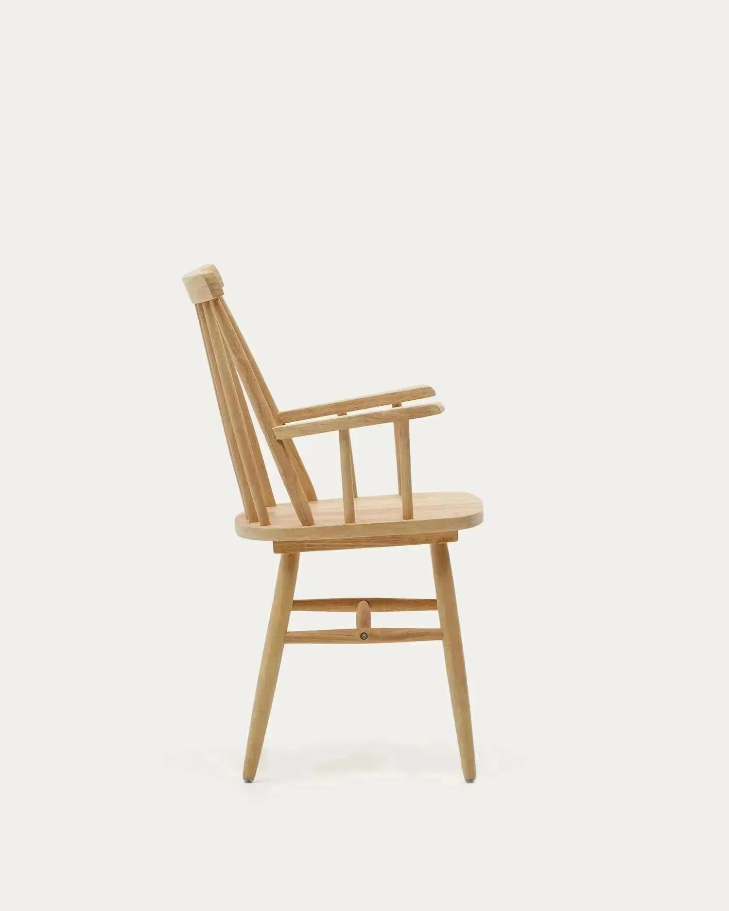 Eleganter Tressia Stuhl mit Armlehnen, aus massivem Kautschukholz in natürlichem Finish, ideal für stilvolle Wohnräume.