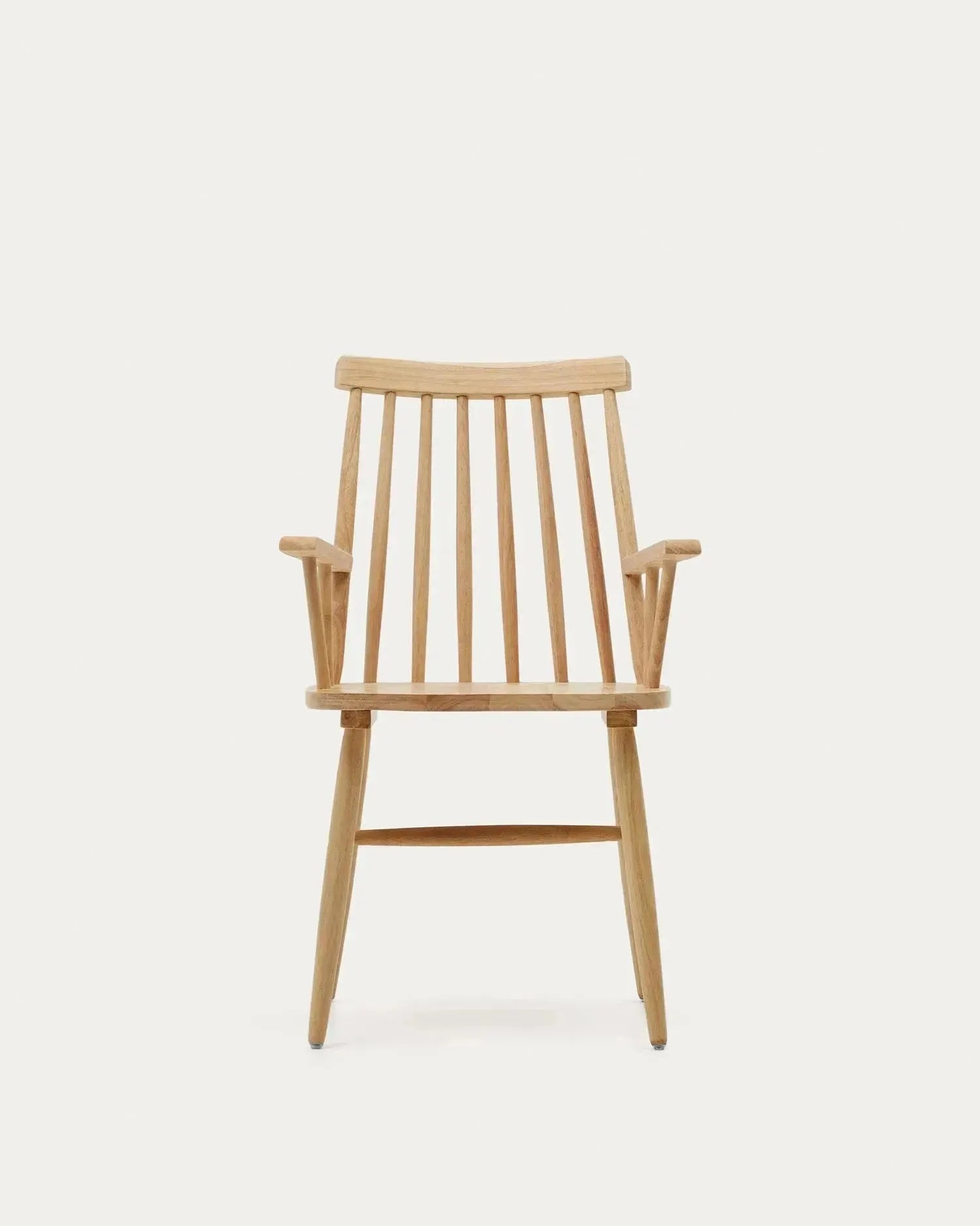Tressia Stuhl mit Armlehnen aus massivem Kautschukholz, natur lackiert, ideal für stilvolle und moderne Wohnbereiche.