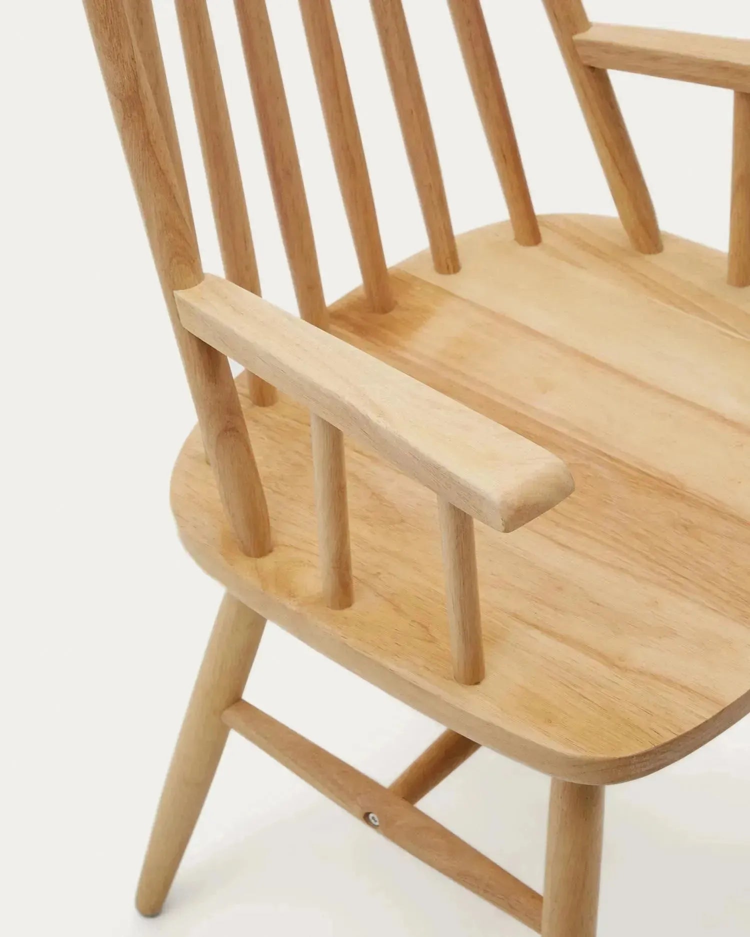 Tressia Stuhl mit Armlehnen, gefertigt aus massivem Kautschukholz, natur lackiert, perfekt für moderne und elegante Räume.