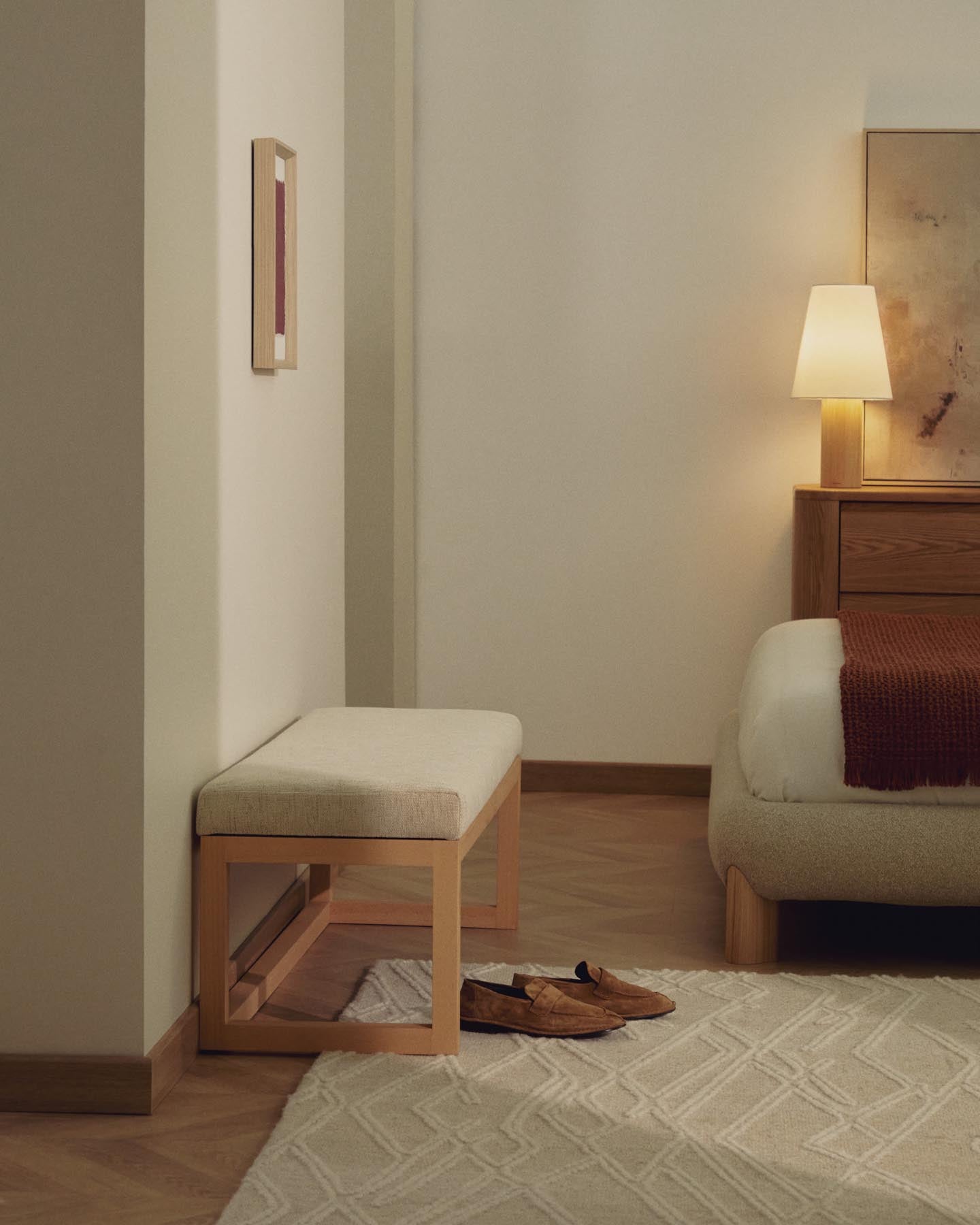 Bank Loya aus beiger Chenille und Buchenholz 128 cm in Beige, Natur präsentiert im Onlineshop von KAQTU Design AG. Sitzbank ist von Kave Home