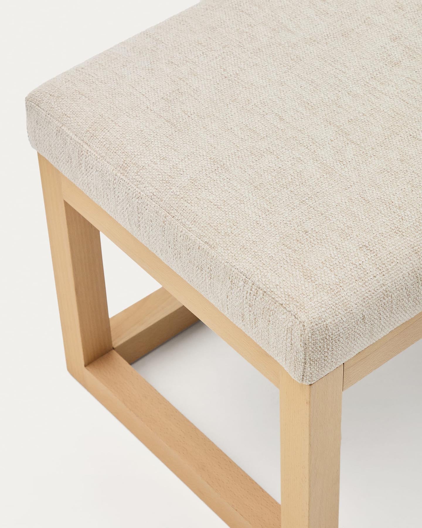 Bank Loya aus beiger Chenille und Buchenholz 128 cm in Beige, Natur präsentiert im Onlineshop von KAQTU Design AG. Sitzbank ist von Kave Home