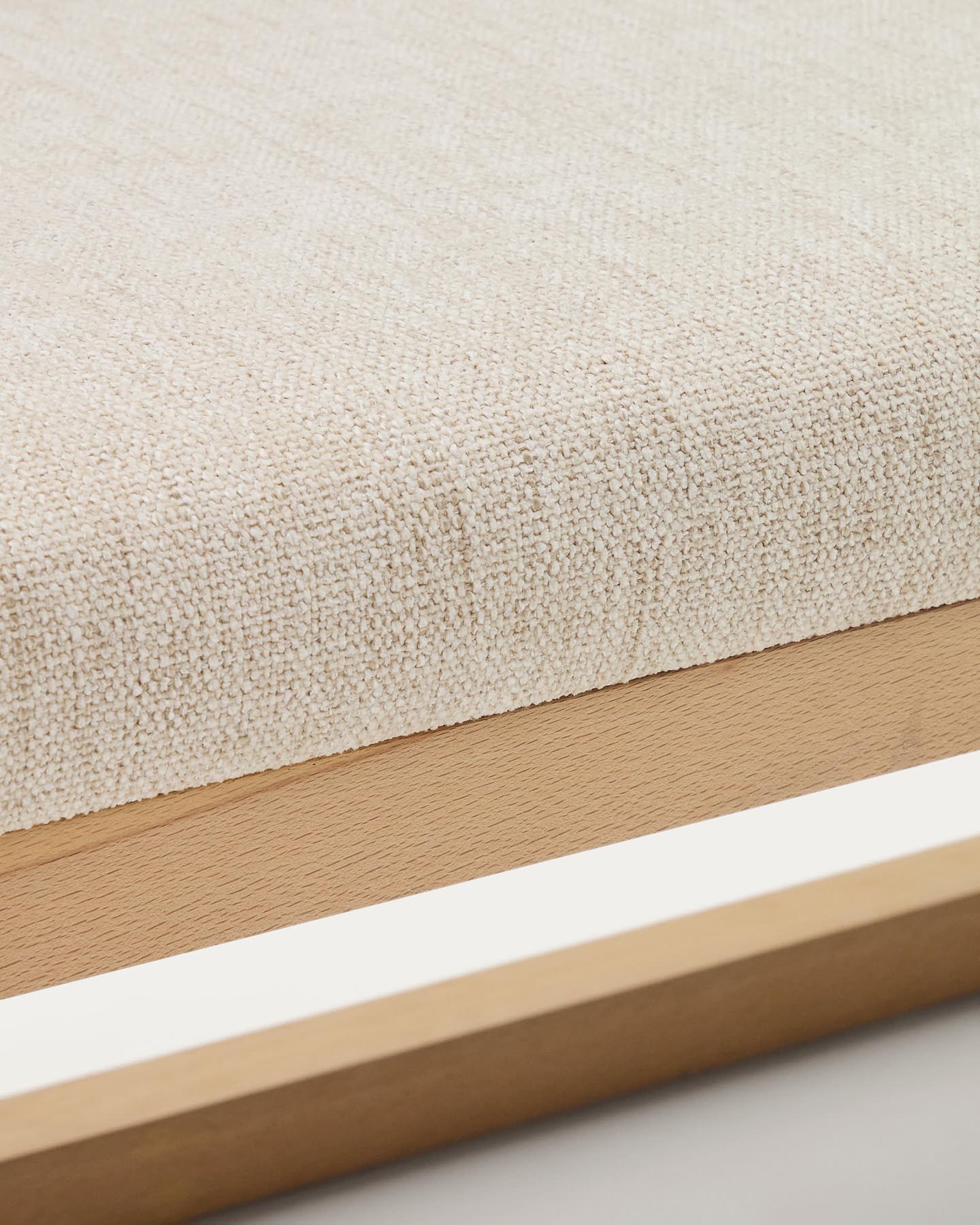 Die elegante Bank Loya von Kave Home vereint beigen Chenille und robustes Buchenholz, ideal für Flur, Wohnzimmer oder Schlafzimmer.
