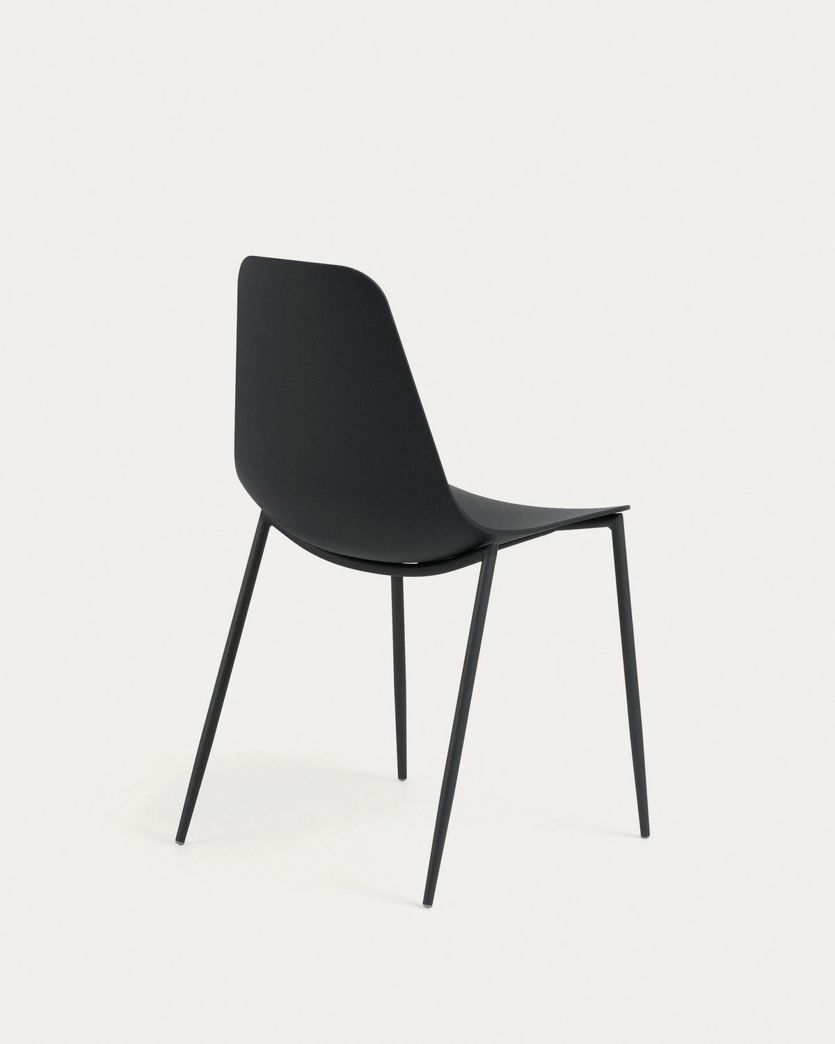 Whatts Stuhl mit Stahlbeinen in Schwarz in Schwarz präsentiert im Onlineshop von KAQTU Design AG. Stuhl ist von Kave Home