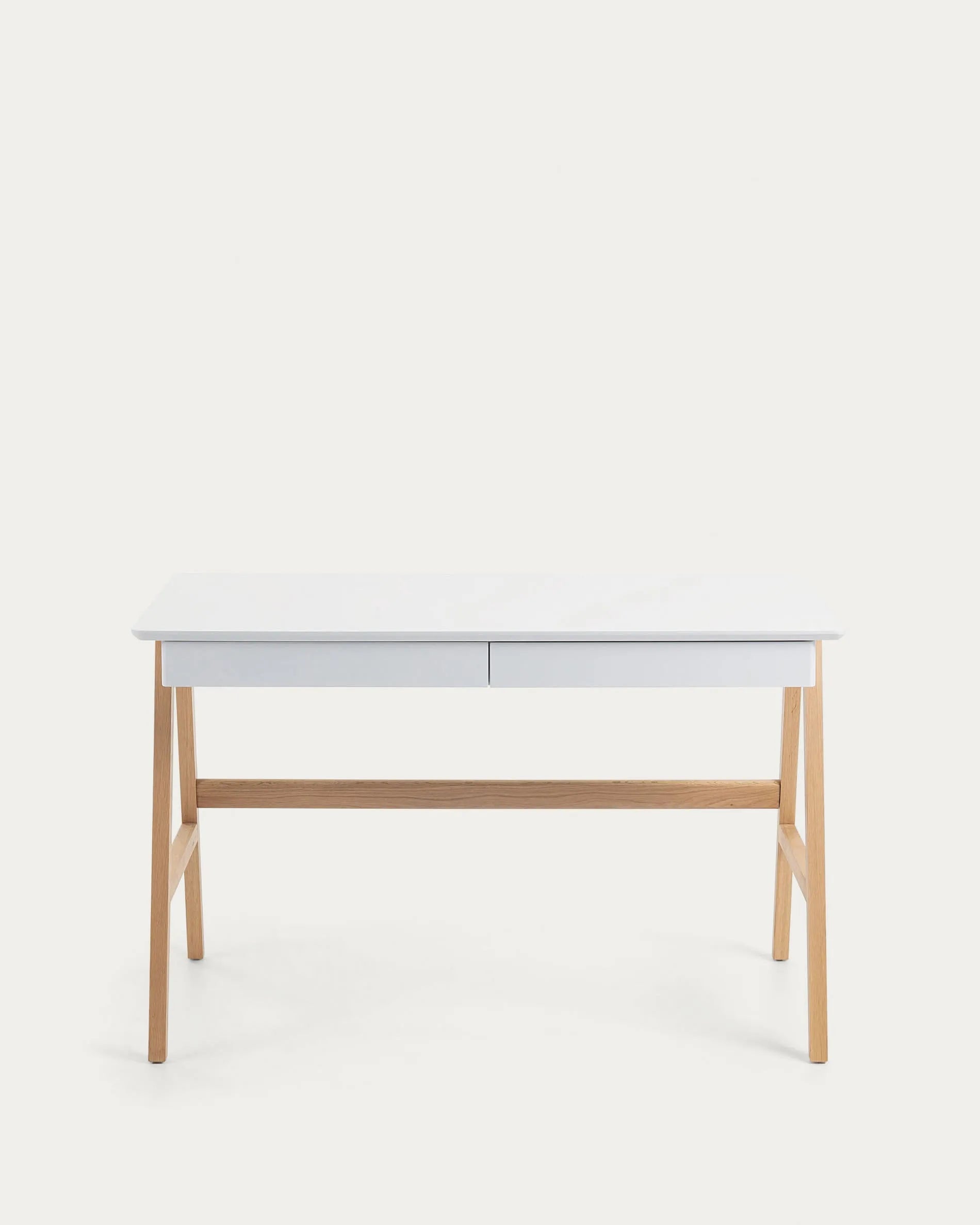 Moderner Dyana Tisch mit weiß lackierter MDF-Platte und stabilen Eschenholzbeinen, ideal für stilvolle Wohnräume.