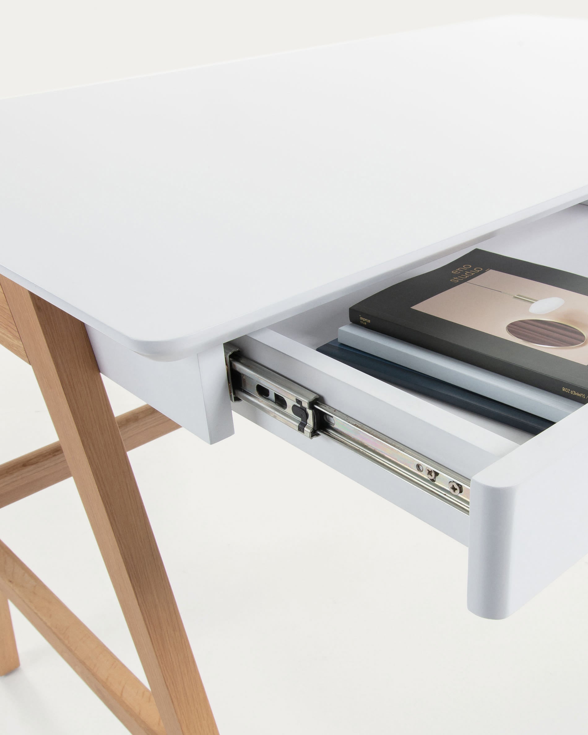 Moderner Dyana Tisch mit weiß lackierter MDF-Platte und stabilen Eschenholzbeinen, ideal für stilvolle Wohnräume.
