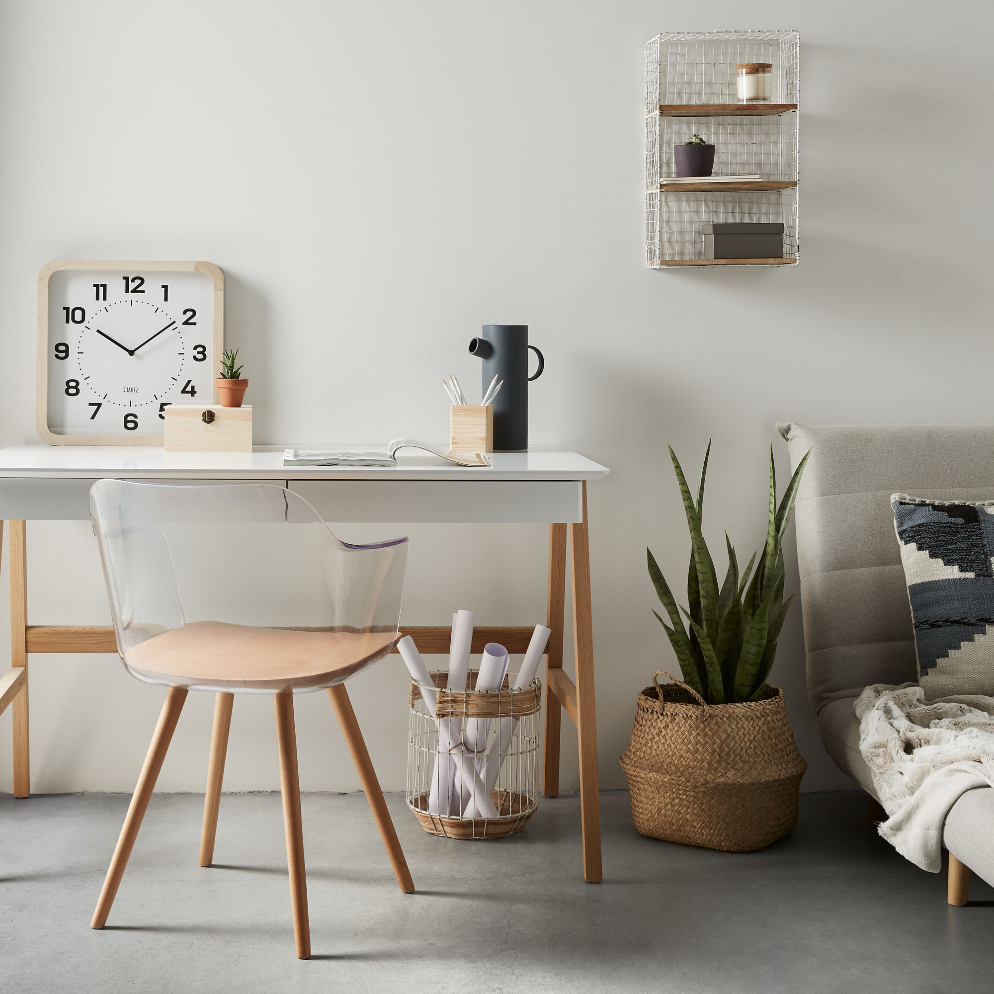 Moderner Dyana Tisch mit weiß lackierter MDF-Platte und stabilen Eschenholzbeinen, ideal für stilvolle Wohnräume.