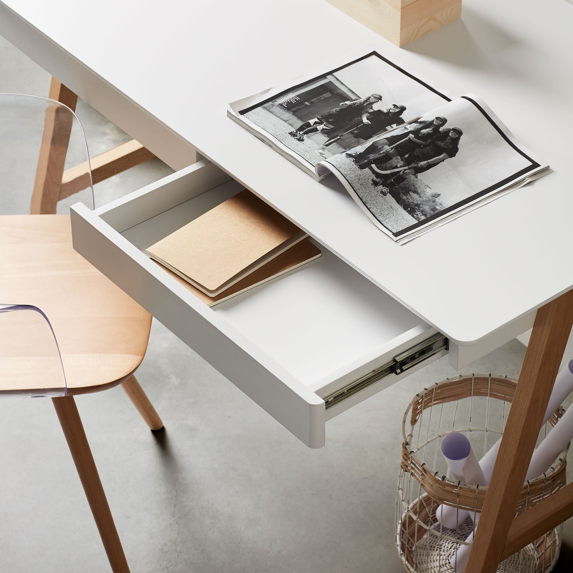Moderner Dyana Tisch mit weiß lackierter MDF-Platte und stabilen Eschenholzbeinen, ideal für stilvolle Wohnräume.