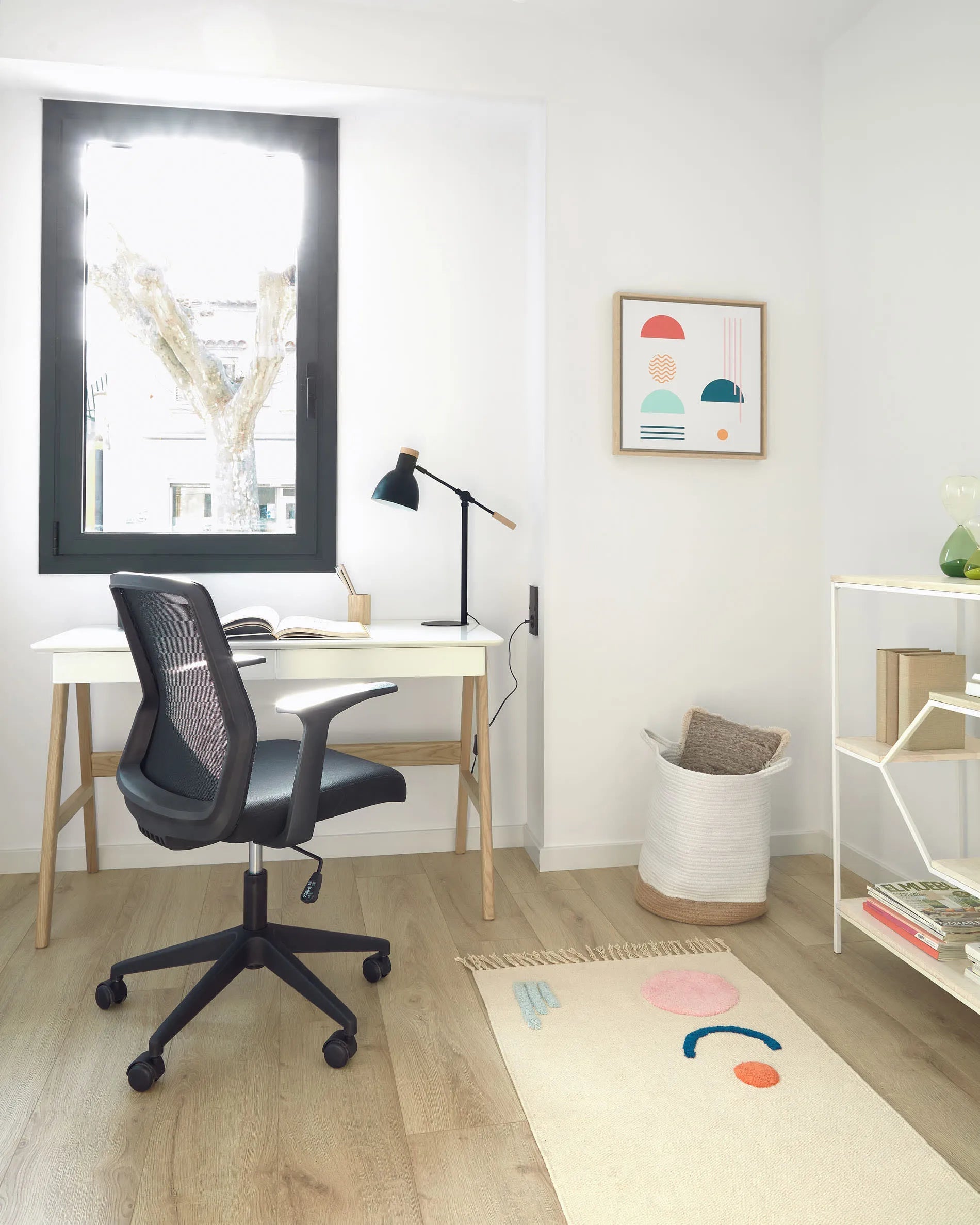 Moderner Dyana Tisch mit weiß lackierter MDF-Platte und stabilen Eschenholzbeinen, ideal für stilvolle Wohnräume.
