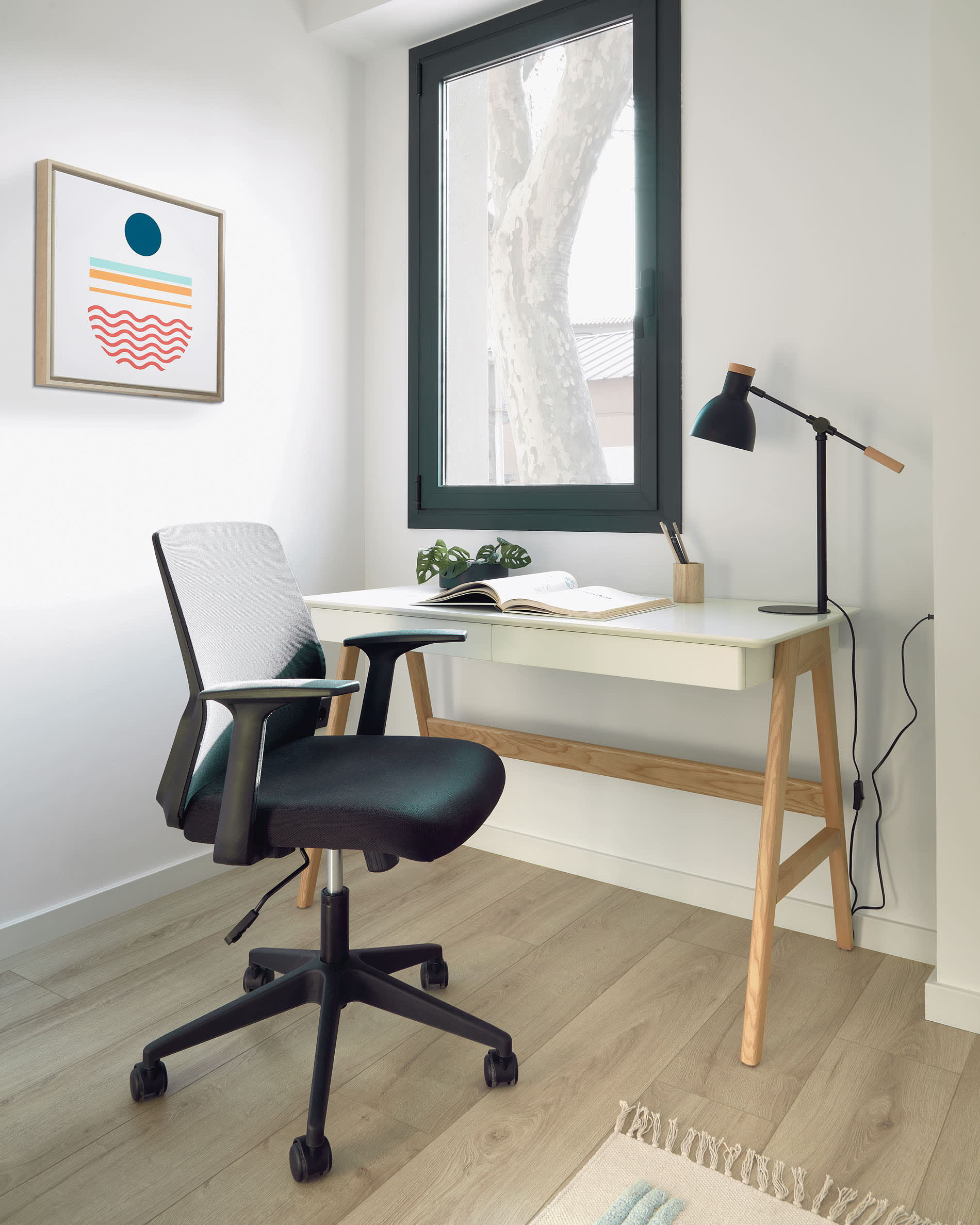 Eleganter Dyana Tisch mit weißer MDF-Platte und massiven Eschenholzbeinen, perfekt für moderne und stilvolle Einrichtungen.