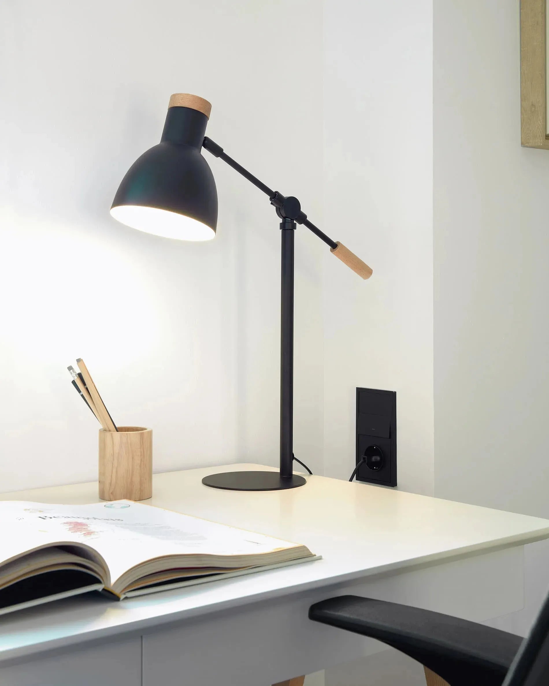 Eleganter Dyana Tisch mit weißer MDF-Platte und massiven Eschenholzbeinen, perfekt für moderne und stilvolle Einrichtungen.