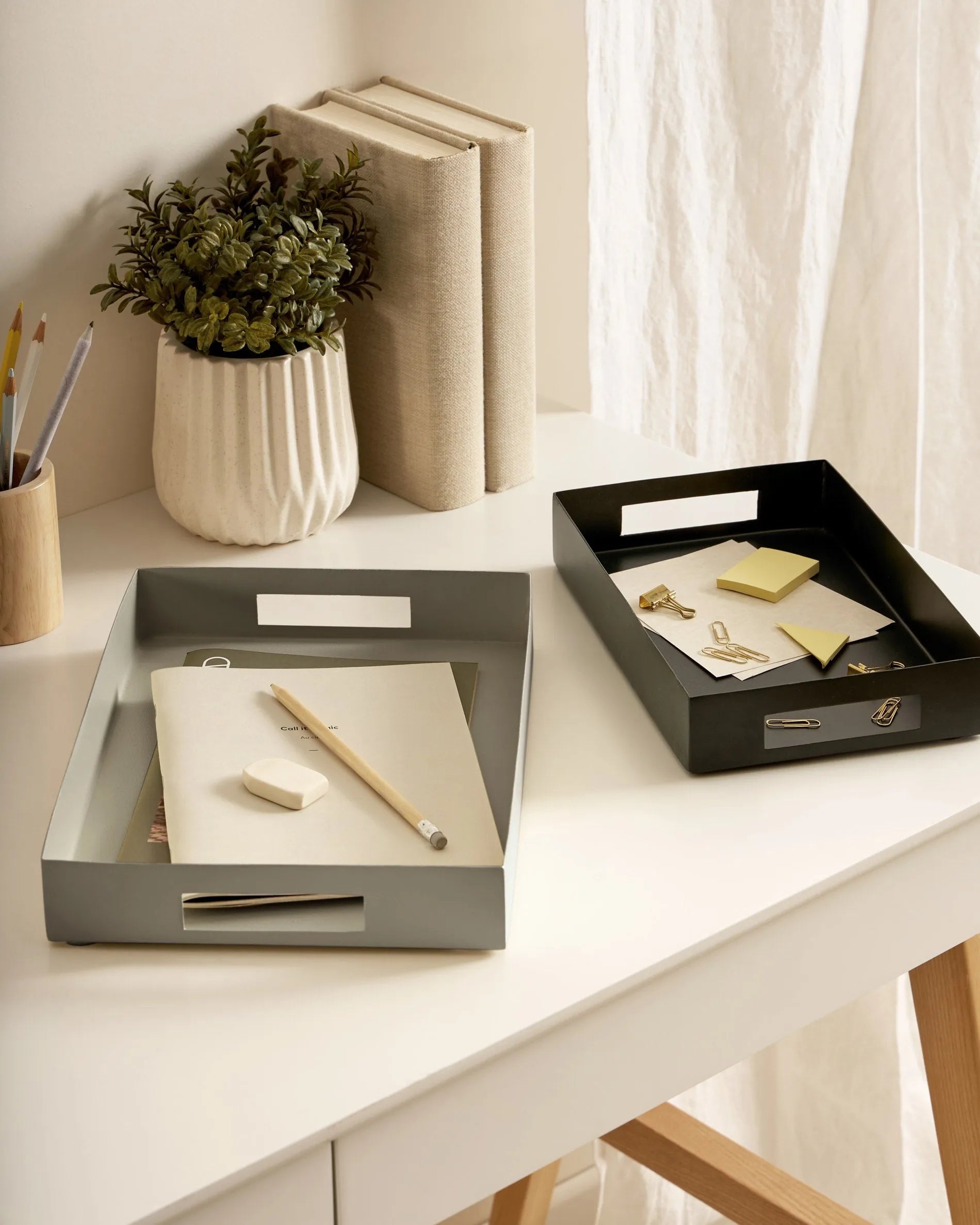 Moderner Dyana Tisch mit weiß lackierter MDF-Platte und stabilen Eschenholzbeinen, ideal für stilvolle Wohnräume.