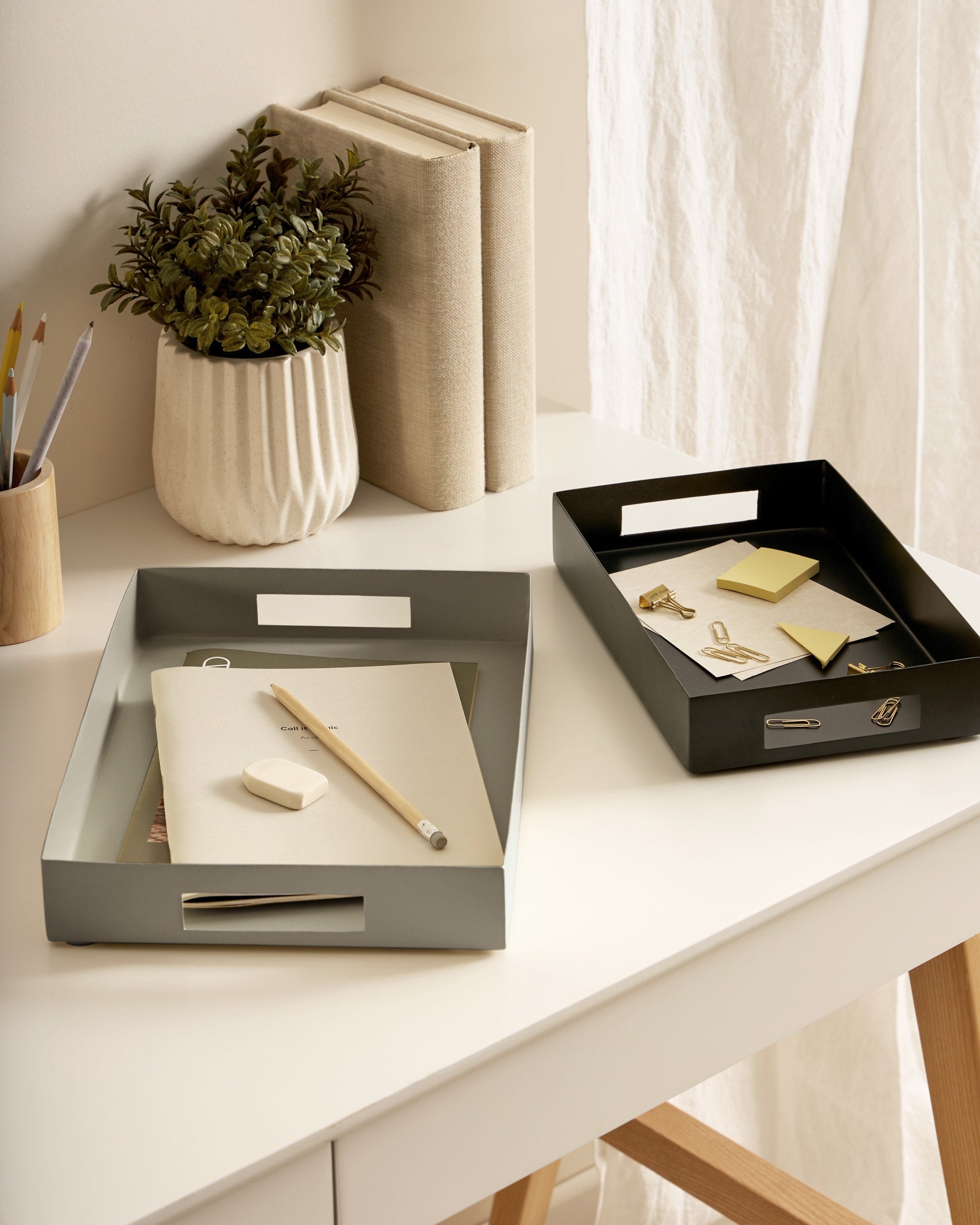 Moderner Dyana Tisch mit weiß lackierter MDF-Platte und stabilen Eschenholzbeinen, ideal für stilvolle Wohnräume.