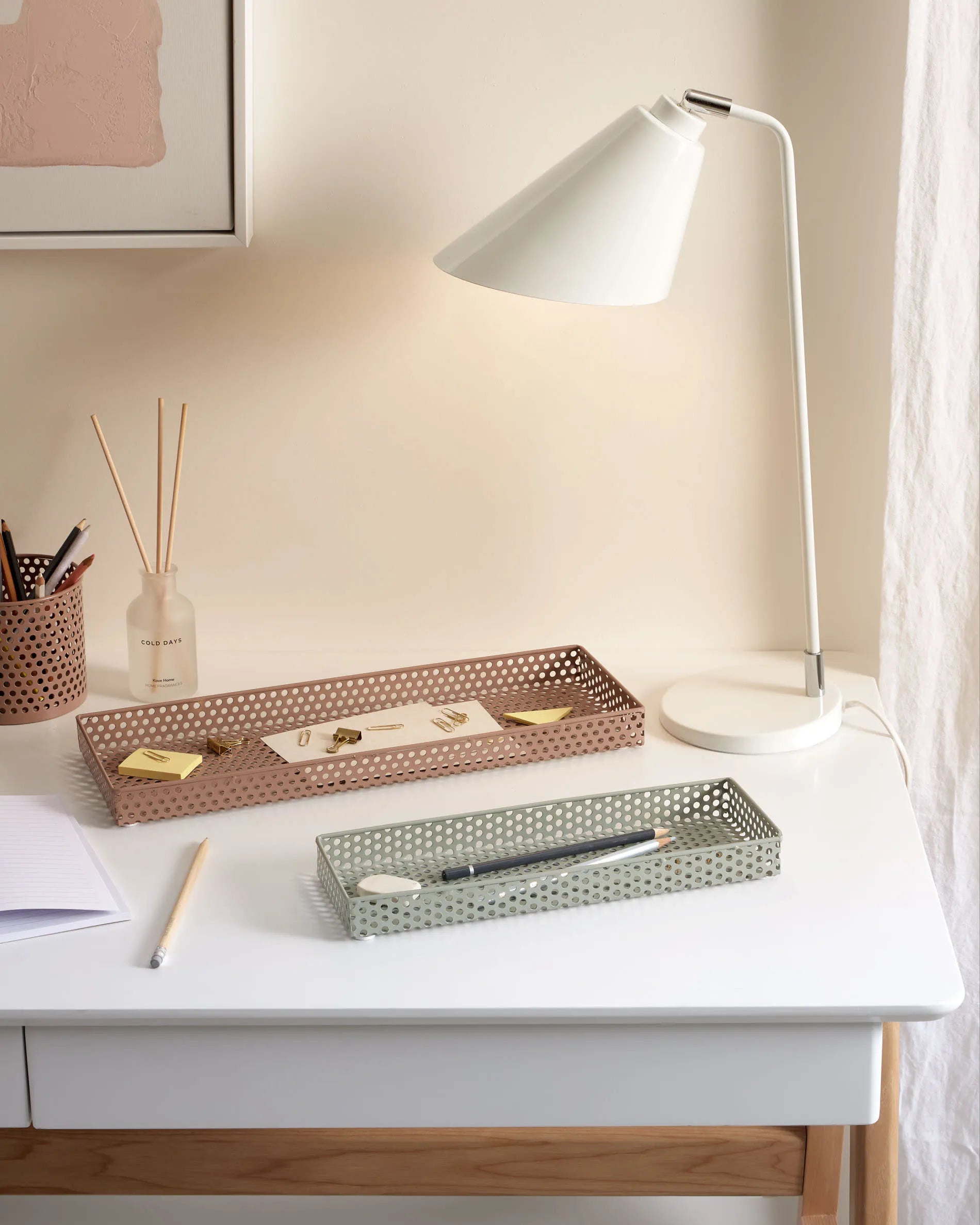 Eleganter Dyana Tisch mit weißer MDF-Platte und massiven Eschenholzbeinen, perfekt für moderne und stilvolle Einrichtungen.