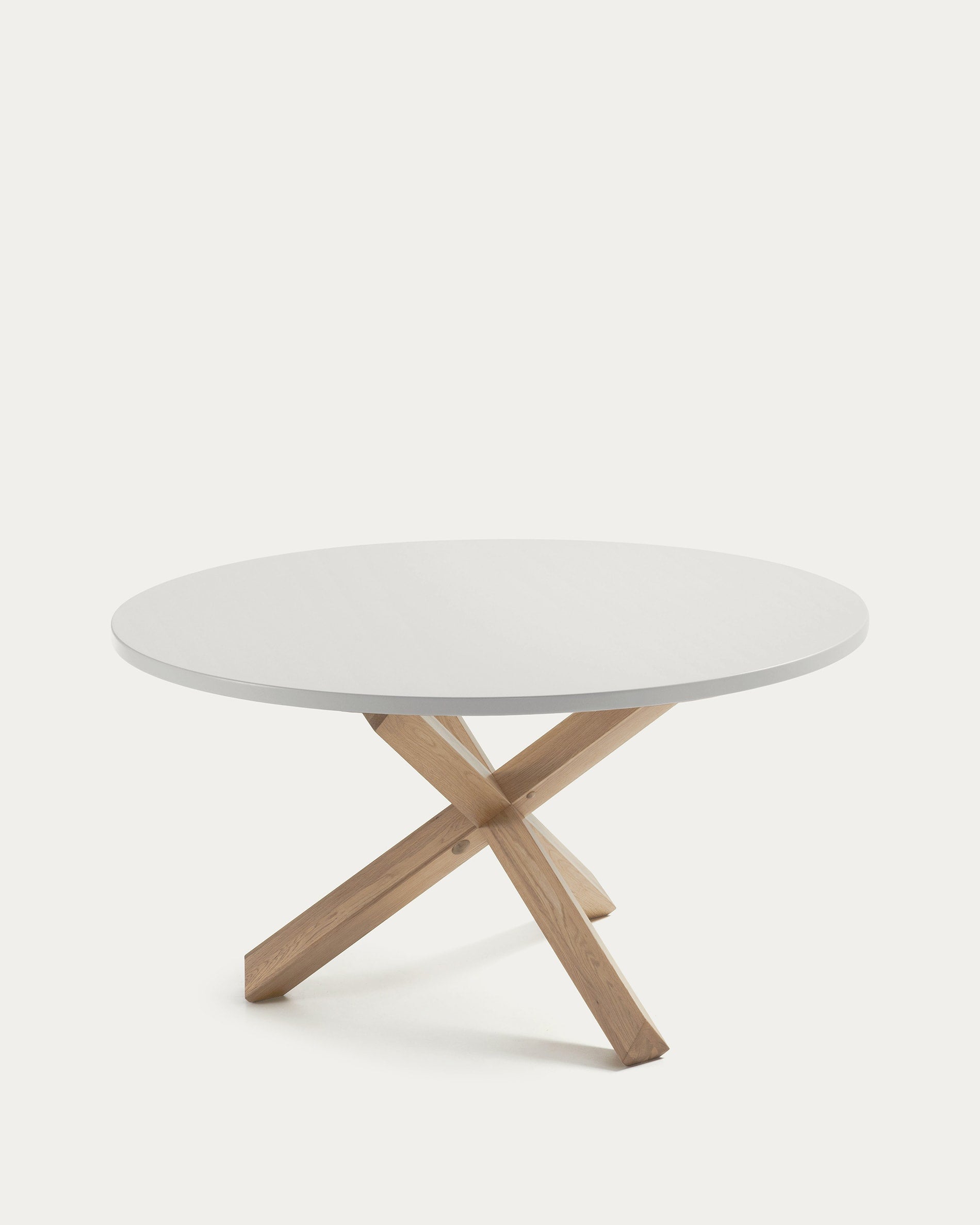 Runder Lotus Tisch Ø 135 cm, weiss lackiertes MDF, massive Eichenbeine, modernes Design, ideal für stilvolle Wohnräume.