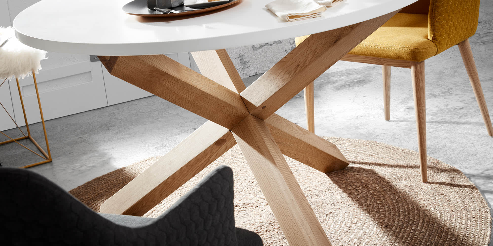Moderner Lotus Tisch Ø 135 cm, weiß lackiertes MDF, massive Eichenbeine, stilvoll und funktional von Kave Home.