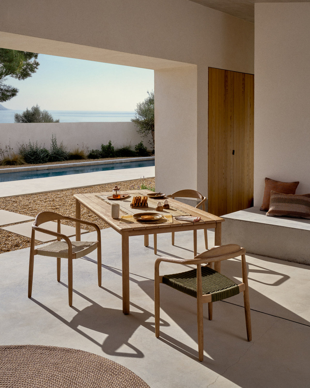 Stapelbarer Stuhl Nina aus massivem Akazienholz und grünem Seil FSC 100% in Dunkelgrün, Natur, Beige präsentiert im Onlineshop von KAQTU Design AG. Gartenstuhl mit Armlehnen ist von Kave Home