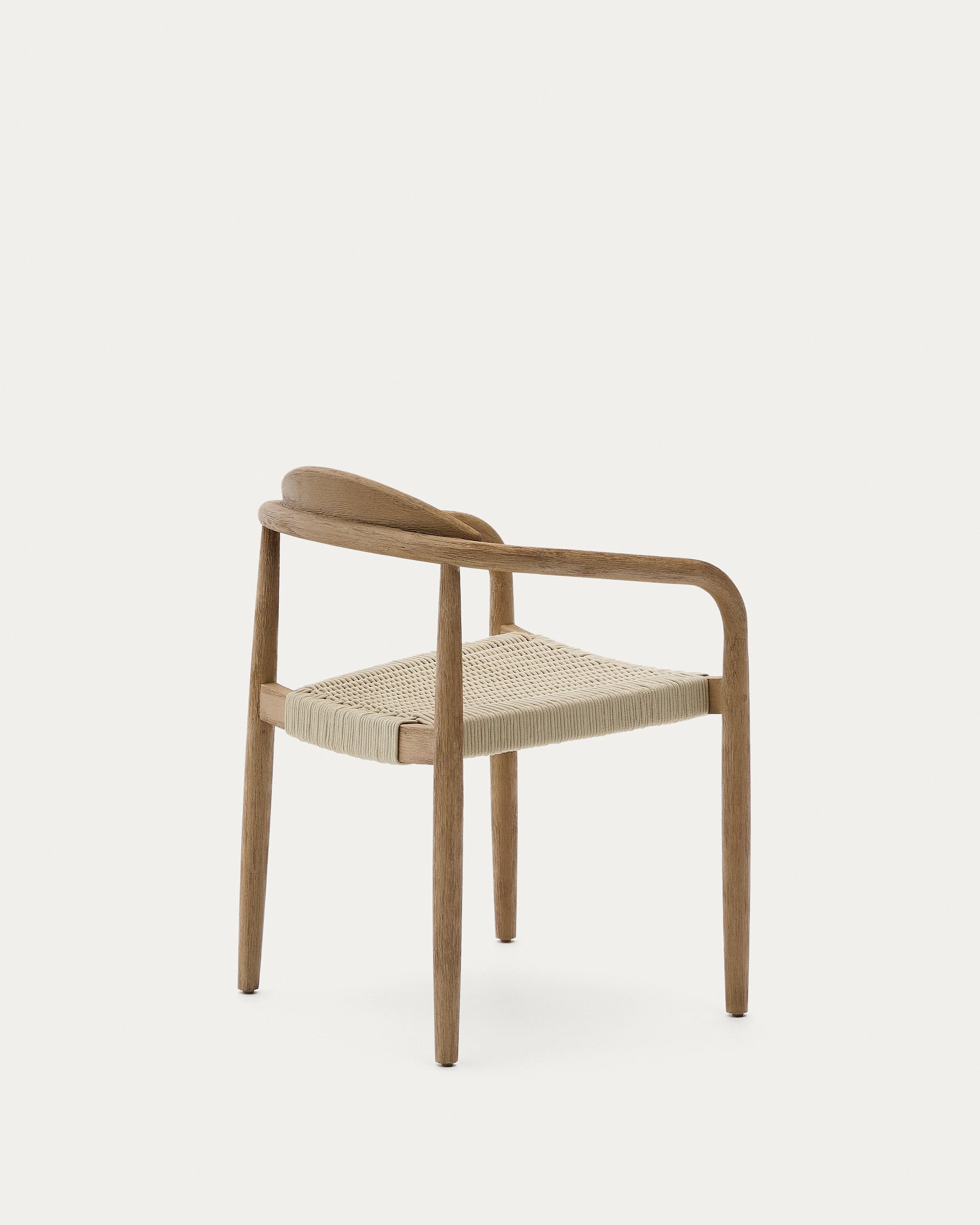 Stapelbarer Stuhl Nina aus robustem Akazienholz und wetterfestem écrufarbenem Seil – perfekt für komfortable und nachhaltige Outdoor-Momente.