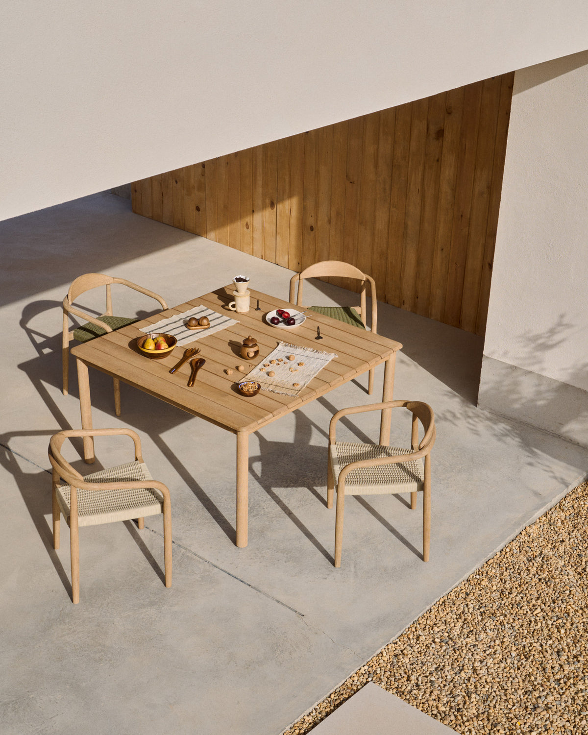 Stapelbarer Stuhl Nina aus massivem Akazienholz und écrufarbenem Seil FSC 100% in Natur, Beige, Ecru präsentiert im Onlineshop von KAQTU Design AG. Gartenstuhl mit Armlehnen ist von Kave Home