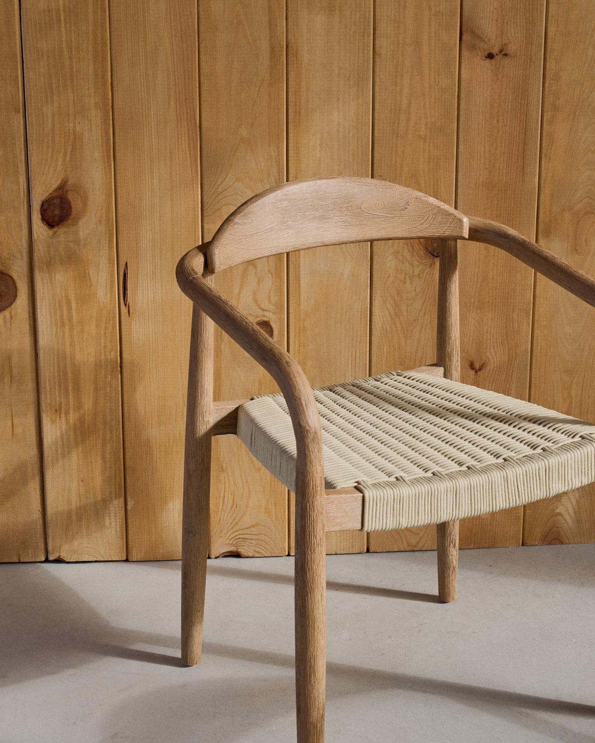 Stapelbarer Stuhl Nina aus massivem Akazienholz und écrufarbenem Seil FSC 100% in Natur, Beige, Ecru präsentiert im Onlineshop von KAQTU Design AG. Gartenstuhl mit Armlehnen ist von Kave Home