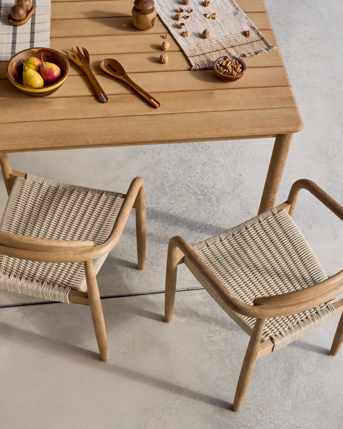 Stapelbarer Stuhl Nina aus massivem Akazienholz und écrufarbenem Seil FSC 100% in Natur, Beige, Ecru präsentiert im Onlineshop von KAQTU Design AG. Gartenstuhl mit Armlehnen ist von Kave Home