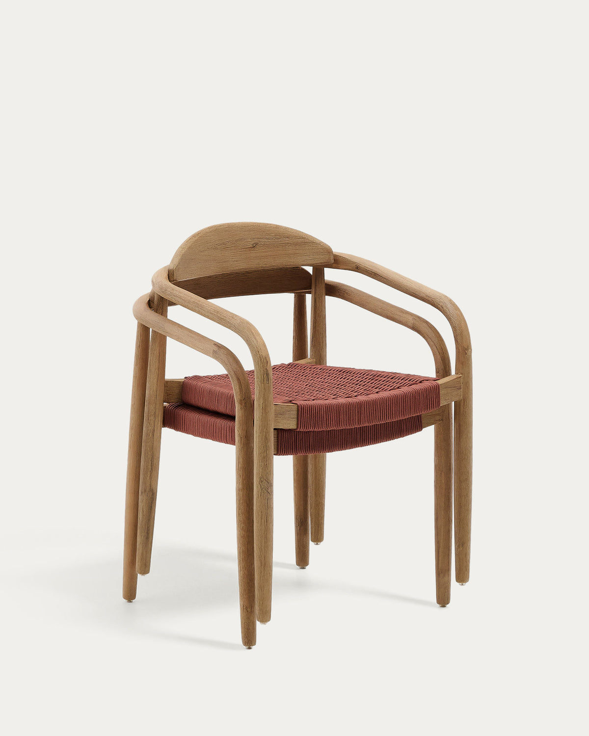 Stapelbarer Stuhl Nina aus massivem Akazienholz und Seil in Terrakotta FSC 100% in Terrakotta präsentiert im Onlineshop von KAQTU Design AG. Gartenstuhl mit Armlehnen ist von Kave Home