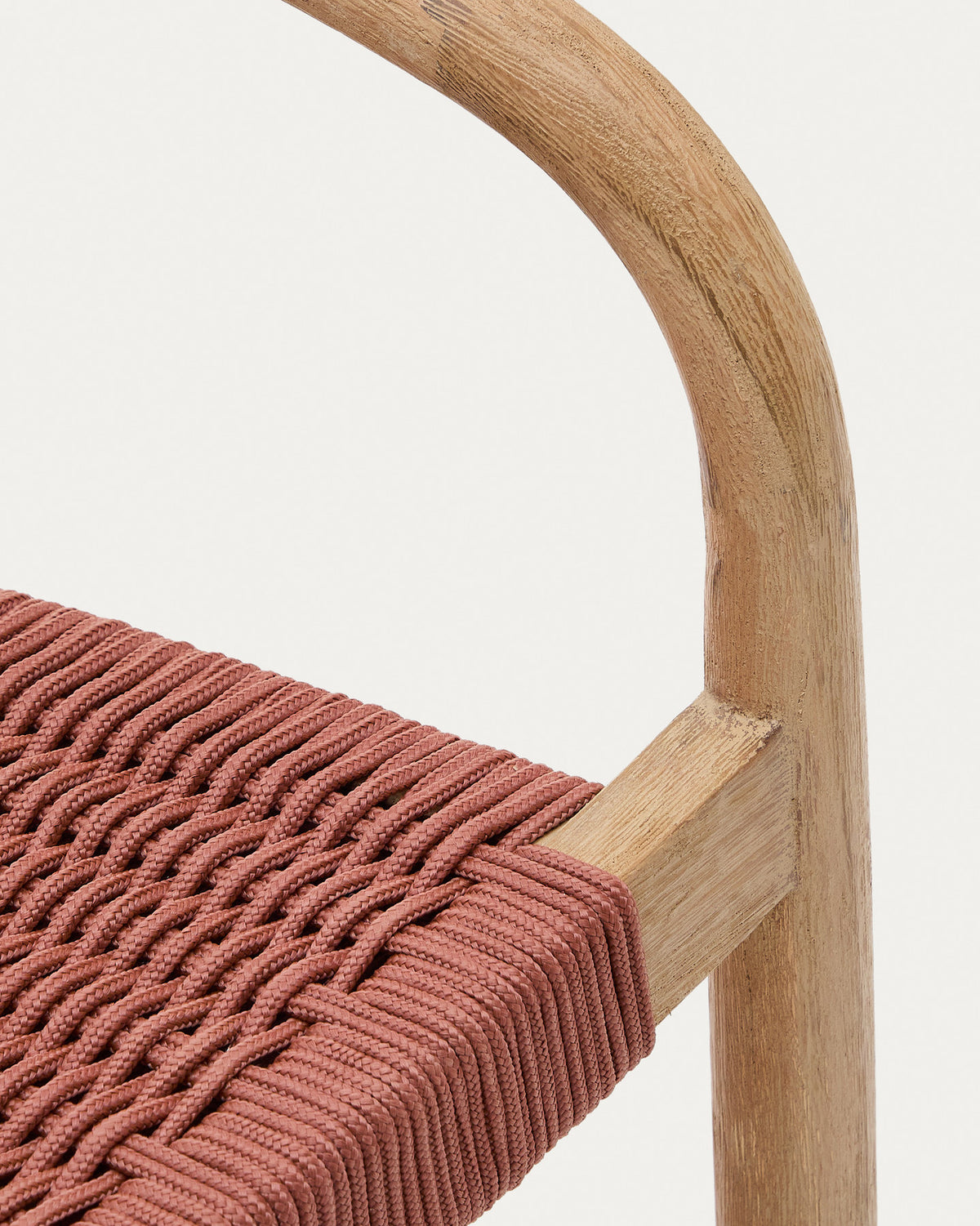 Stapelbarer Stuhl Nina aus massivem Akazienholz und Seil in Terrakotta FSC 100% in Terrakotta präsentiert im Onlineshop von KAQTU Design AG. Gartenstuhl mit Armlehnen ist von Kave Home