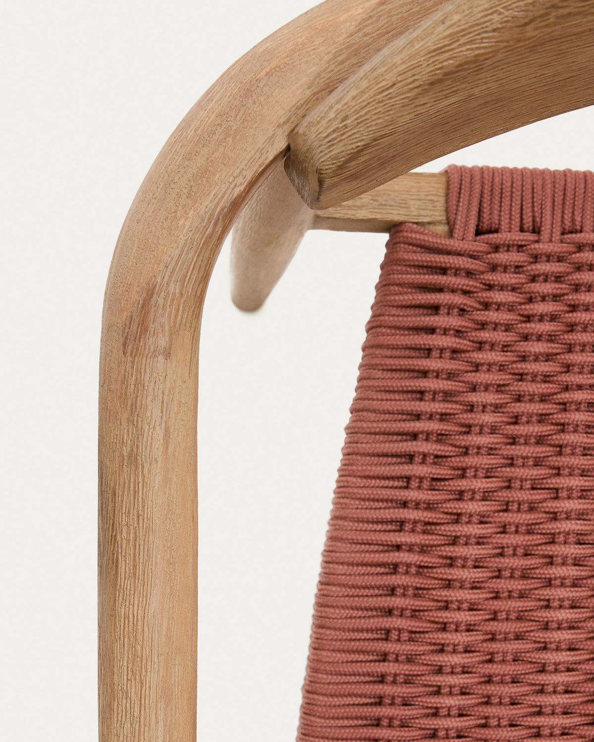 Stapelbarer Stuhl Nina aus massivem Akazienholz und Seil in Terrakotta FSC 100% in Terrakotta präsentiert im Onlineshop von KAQTU Design AG. Gartenstuhl mit Armlehnen ist von Kave Home