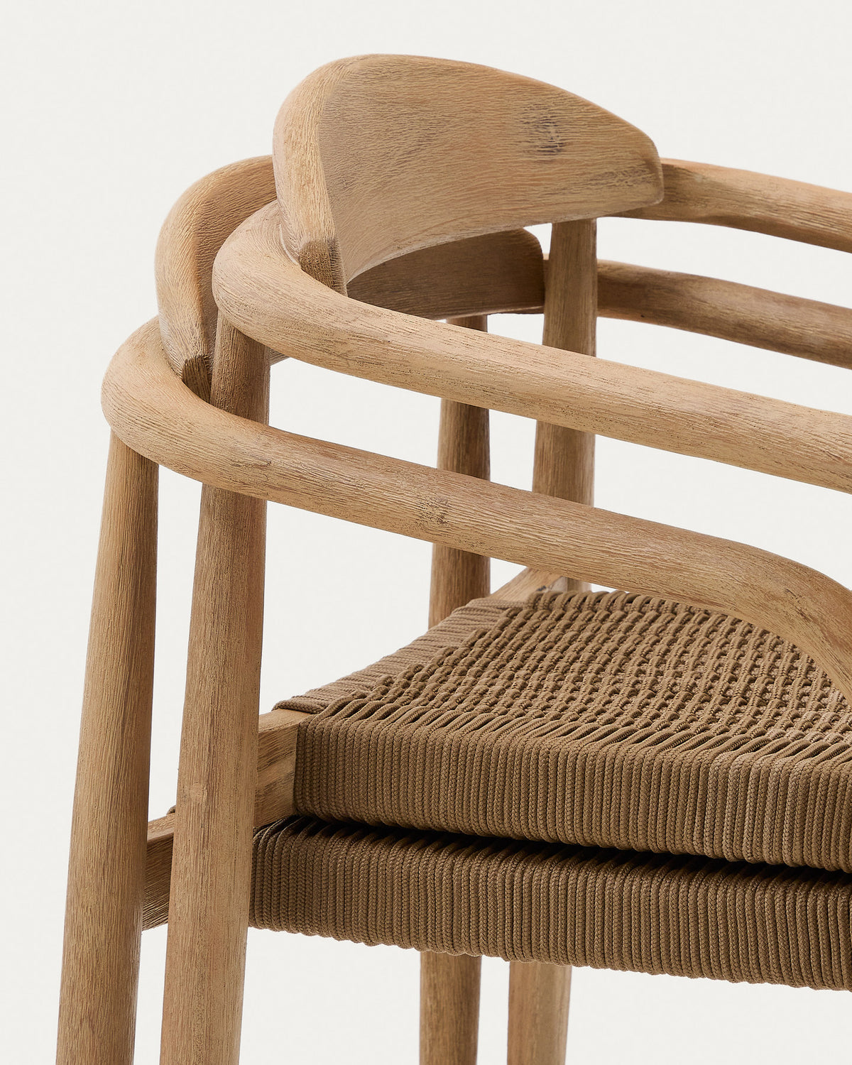 Stapelbarer Stuhl Nina aus massivem Akazienholz und beigem Seil FSC 100% in Beige, Natur präsentiert im Onlineshop von KAQTU Design AG. Gartenstuhl mit Armlehnen ist von Kave Home