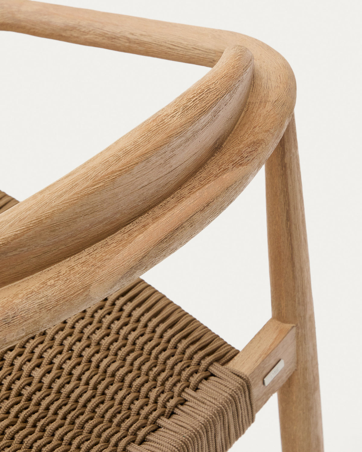 Stapelbarer Stuhl Nina aus massivem Akazienholz und beigem Seil FSC 100% in Beige, Natur präsentiert im Onlineshop von KAQTU Design AG. Gartenstuhl mit Armlehnen ist von Kave Home
