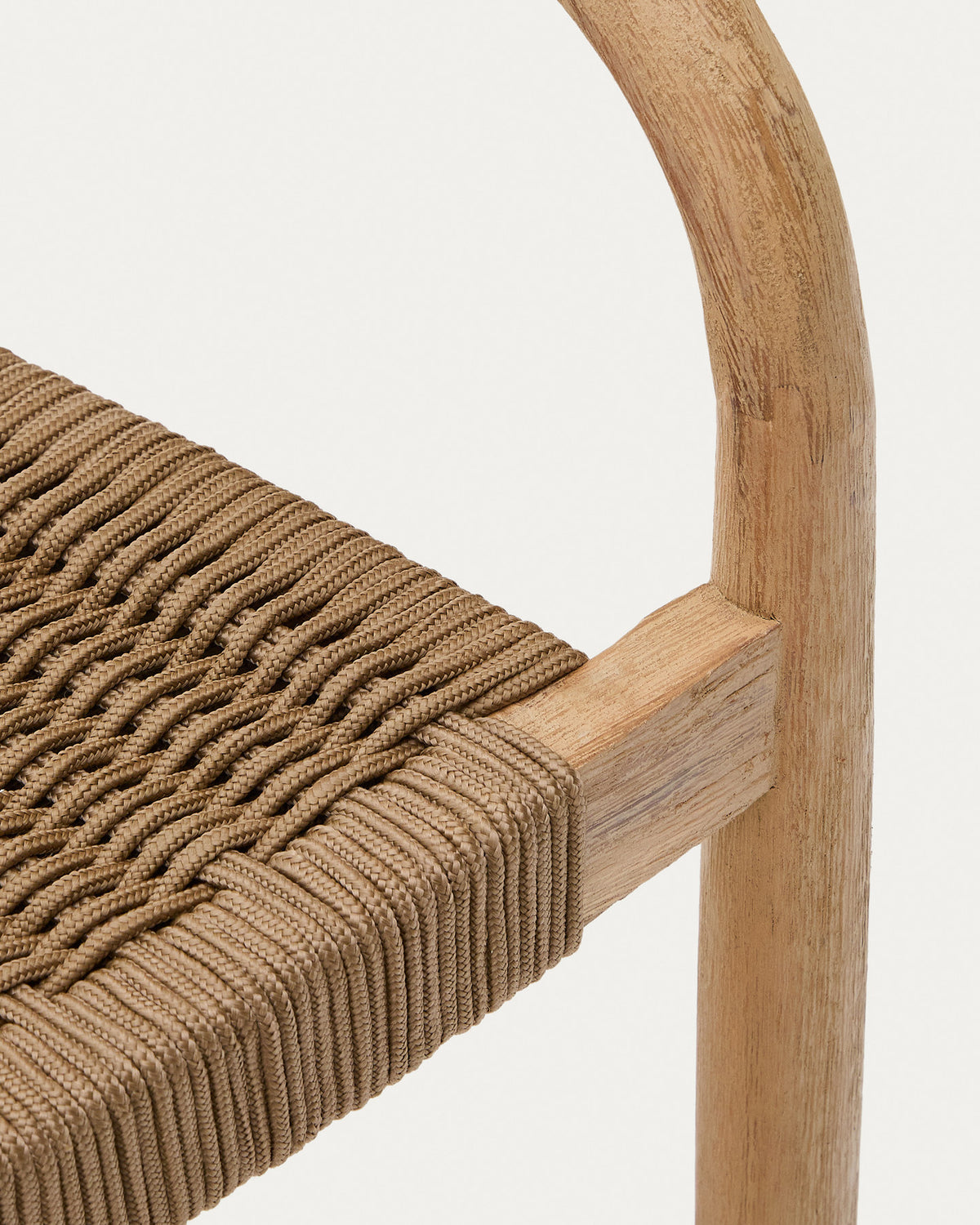 Stapelbarer Stuhl Nina aus massivem Akazienholz und beigem Seil FSC 100% in Beige, Natur präsentiert im Onlineshop von KAQTU Design AG. Gartenstuhl mit Armlehnen ist von Kave Home
