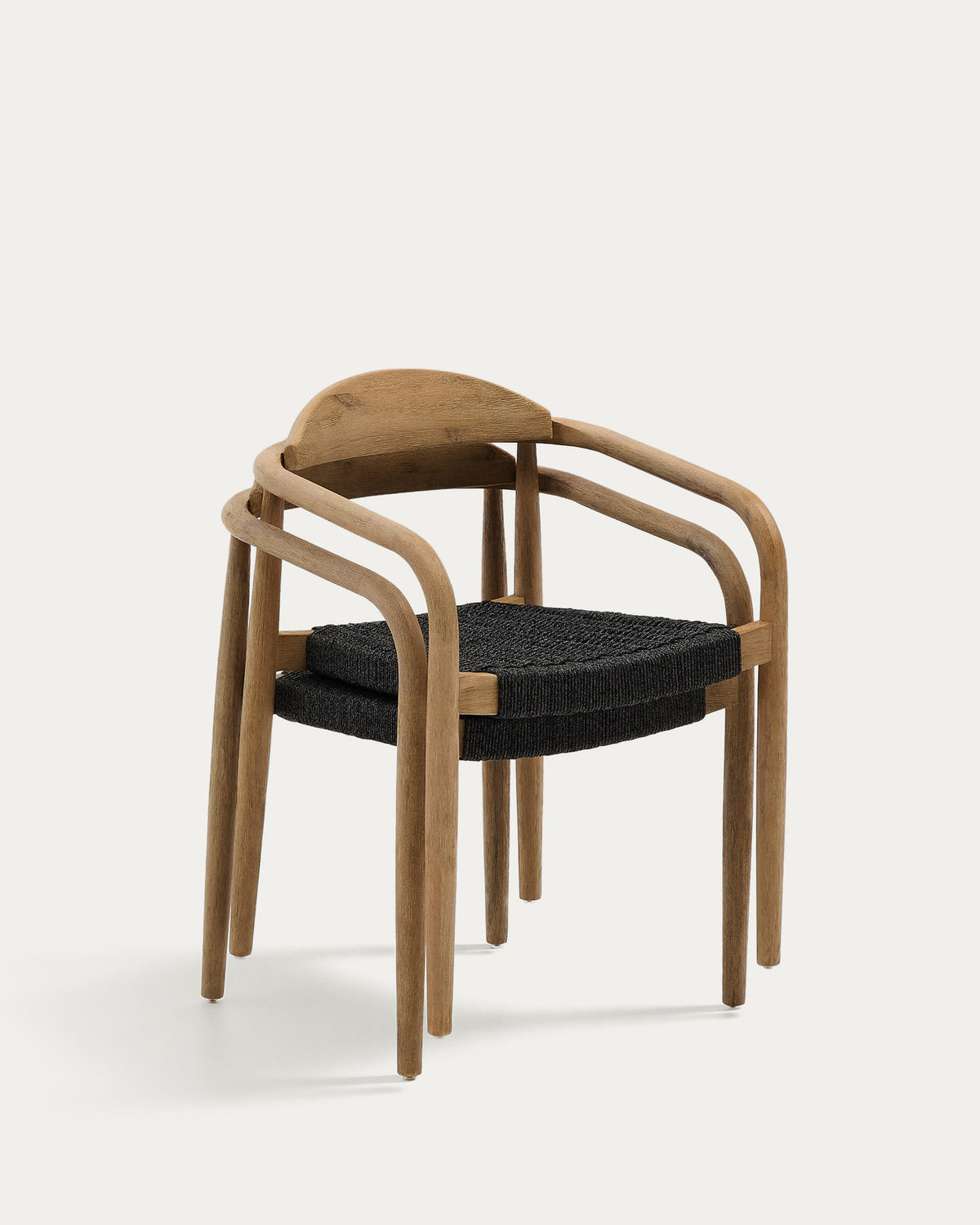 Stapelbarer Stuhl Nina aus massivem Akazienholz und schwarzem Seil FSC 100% in Schwarz, Natur präsentiert im Onlineshop von KAQTU Design AG. Gartenstuhl mit Armlehnen ist von Kave Home