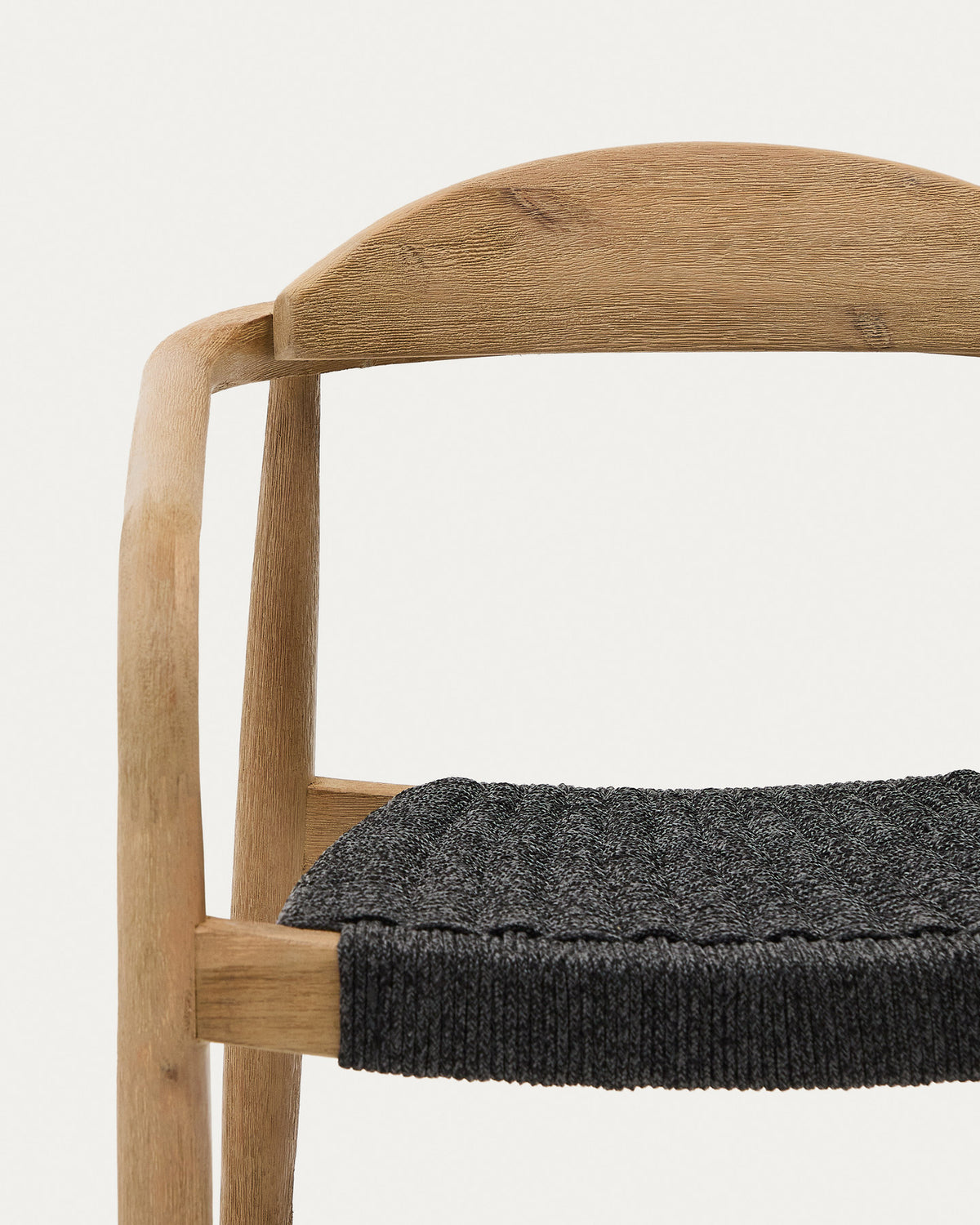 Stapelbarer Stuhl Nina aus massivem Akazienholz und schwarzem Seil FSC 100% in Schwarz, Natur präsentiert im Onlineshop von KAQTU Design AG. Gartenstuhl mit Armlehnen ist von Kave Home