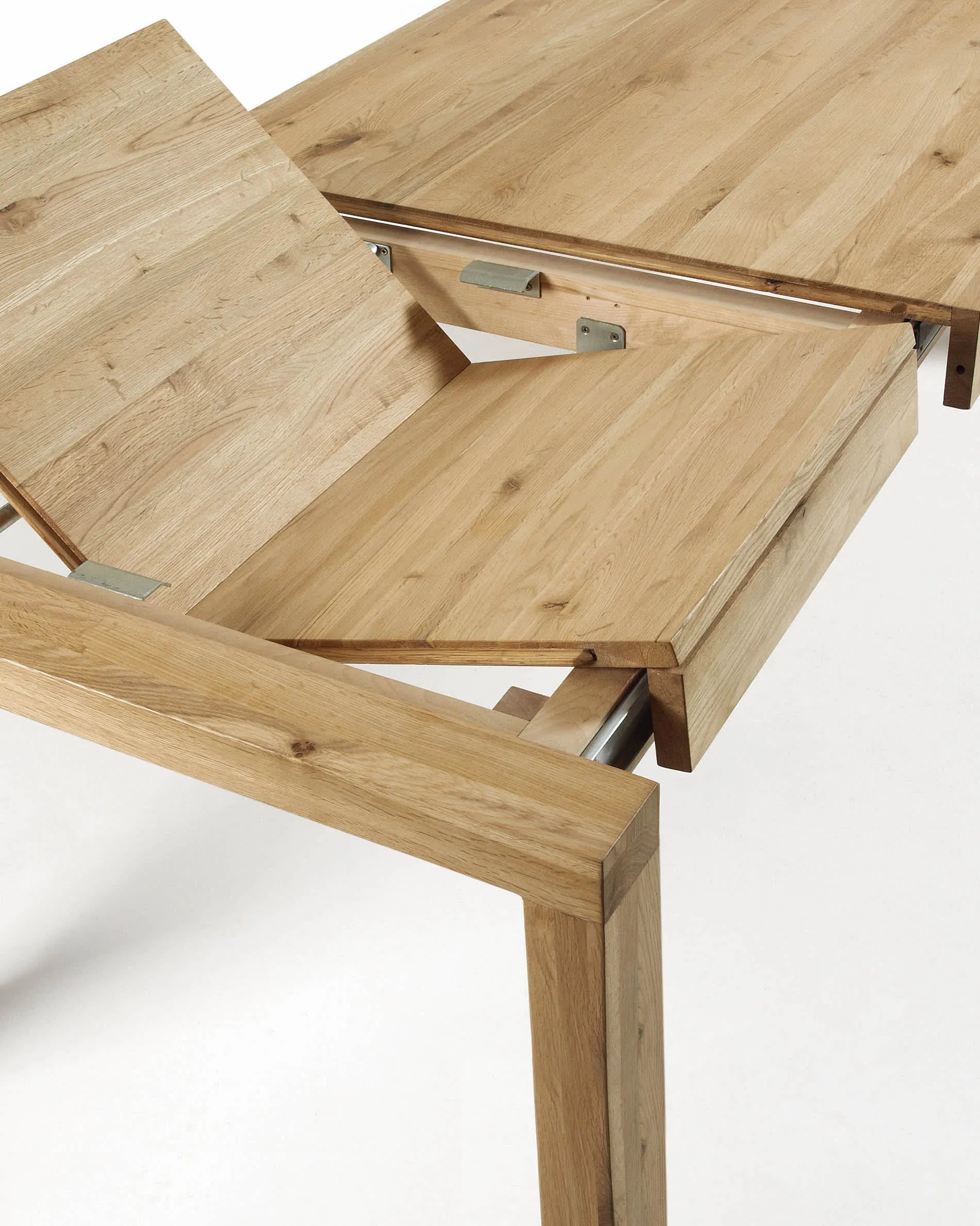 Moderner Briva Ausziehtisch aus Eichenfurnier, natürlich veredelt, 200-280 cm, perfekt für elegante Wohnräume.