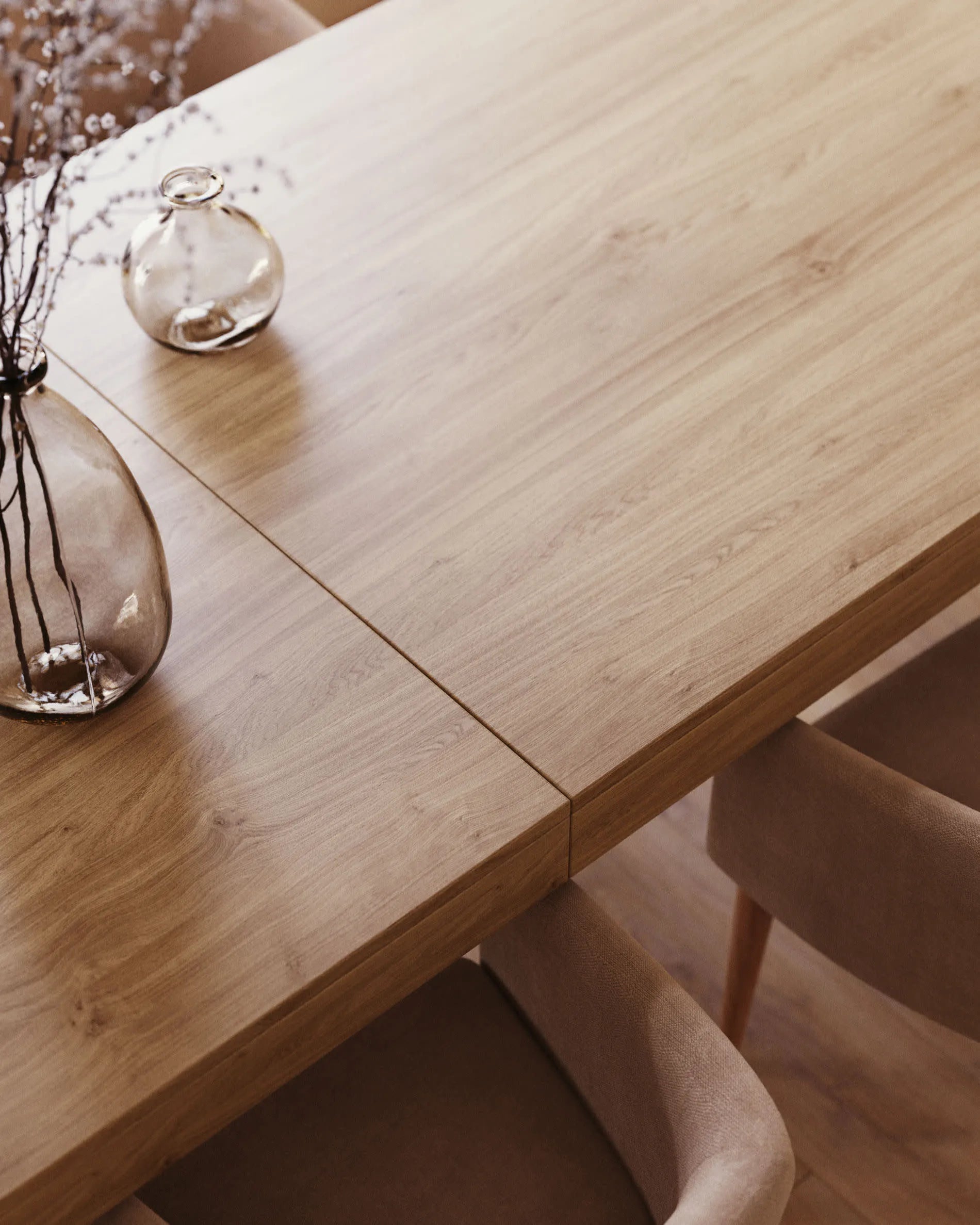 Eleganter Briva Ausziehtisch aus Eichenfurnier, natürliches Finish, 200-280 cm, ideal für stilvolle Esszimmer.