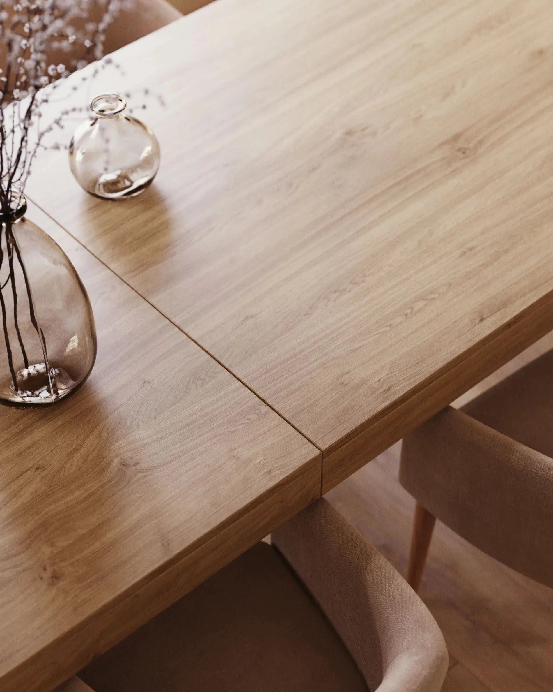 Moderner Briva Ausziehtisch aus Eichenfurnier, natürlich veredelt, 200-280 cm, perfekt für elegante Esszimmer.