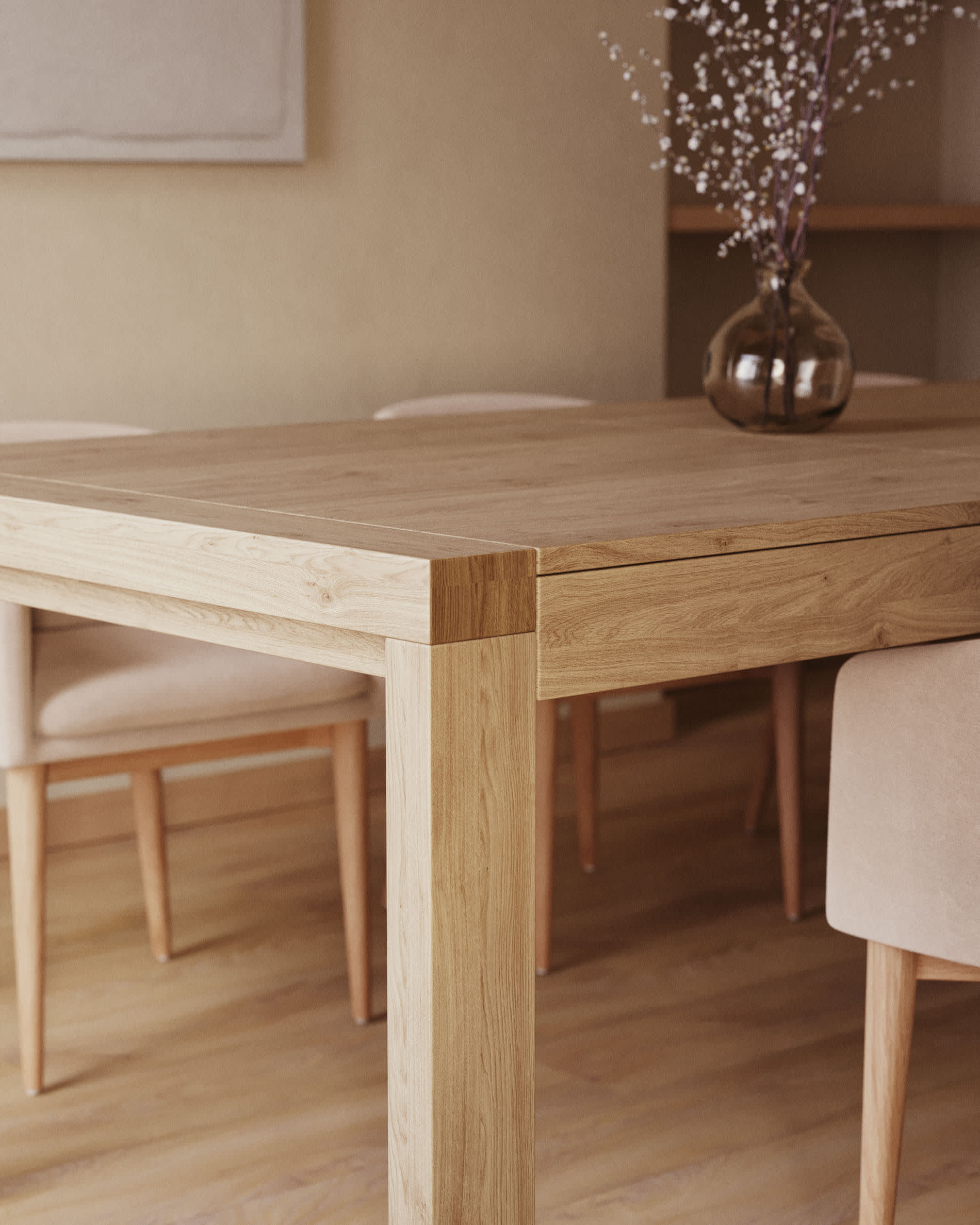 Eleganter Briva Ausziehtisch aus Eichenfurnier, natürliches Finish, 200-280 cm, ideal für stilvolle Esszimmer.