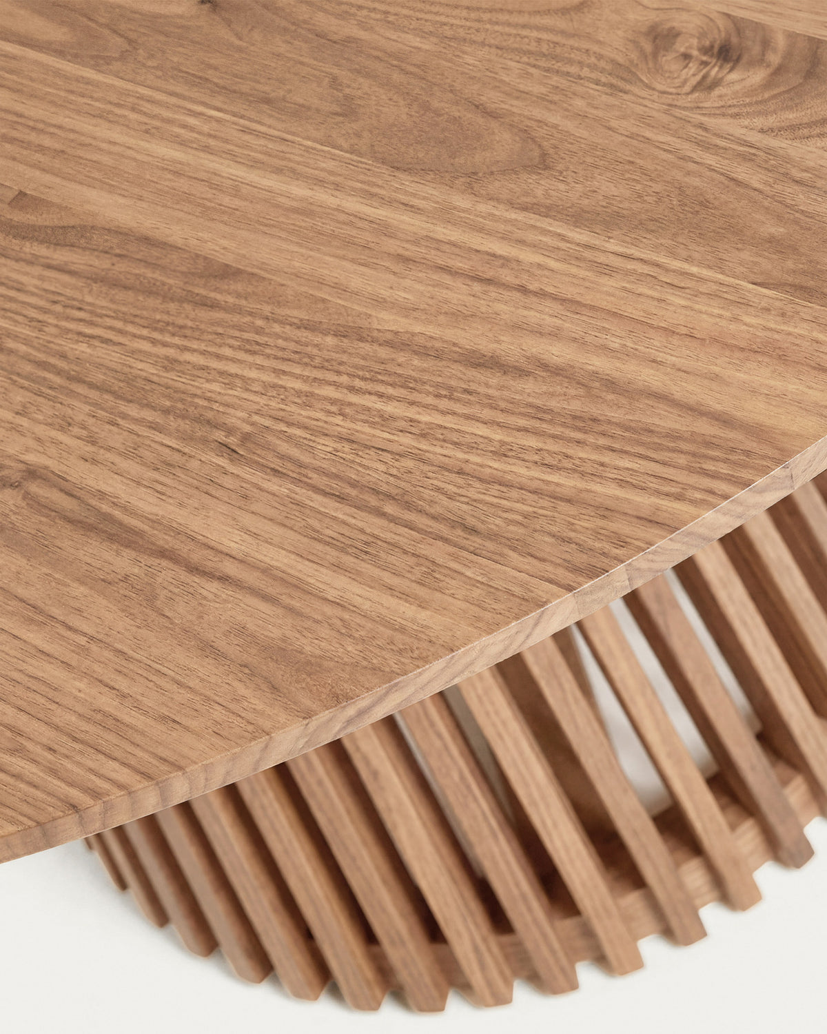 Jeanette runder Tisch aus massivem Teakholz Ø 120 cm in Natur präsentiert im Onlineshop von KAQTU Design AG. Gartentisch ist von Kave Home