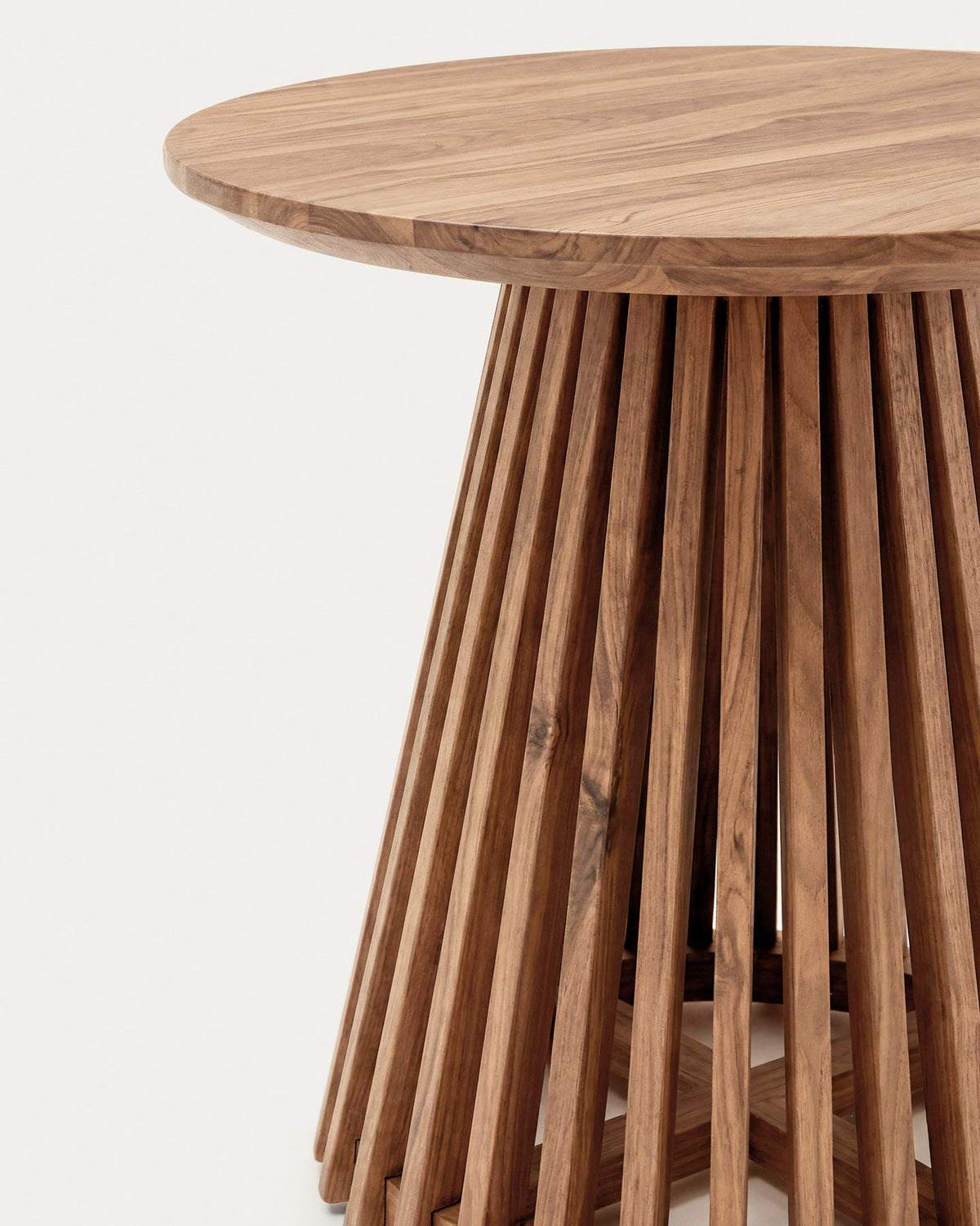 Jeanette Beistelltisch aus massivem Teakholz Ø 50 cm in Natur präsentiert im Onlineshop von KAQTU Design AG. Beistelltisch Outdoor ist von Kave Home