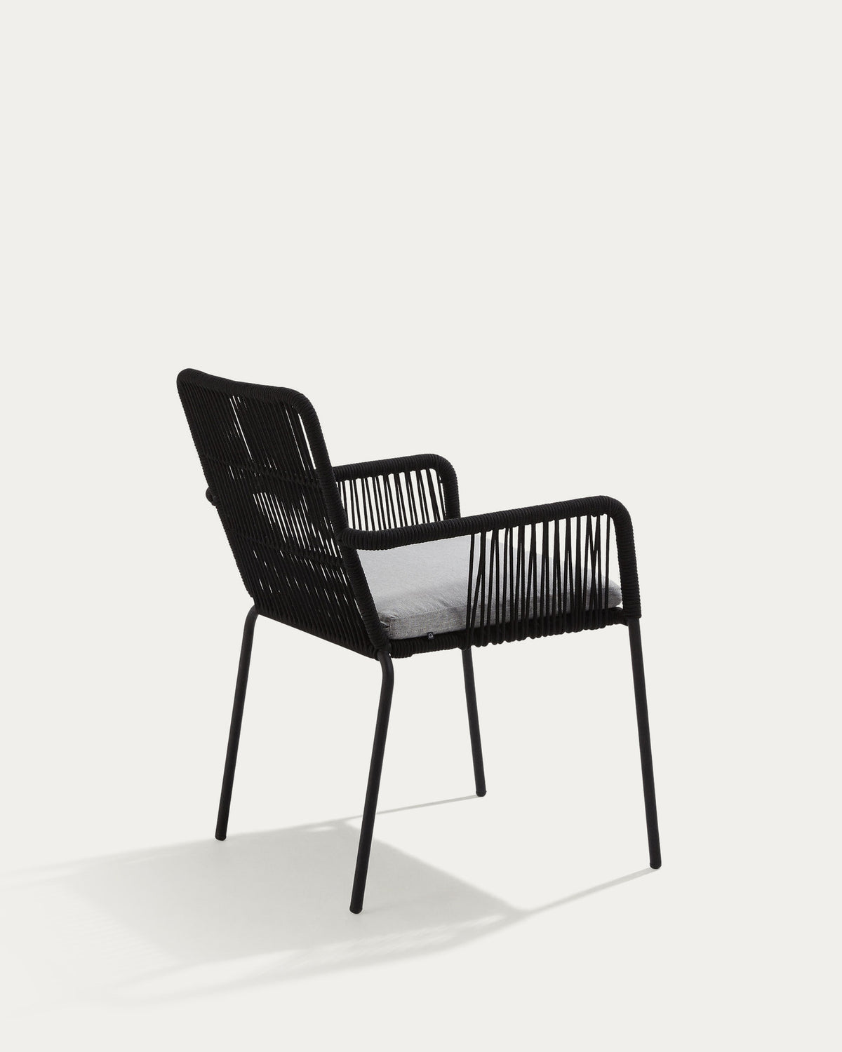 Stapelbarer Stuhl Samanta aus schwarzem Seil mit Beinen aus verzinktem Stahl in Schwarz, Grau präsentiert im Onlineshop von KAQTU Design AG. Gartenstuhl mit Armlehnen ist von Kave Home