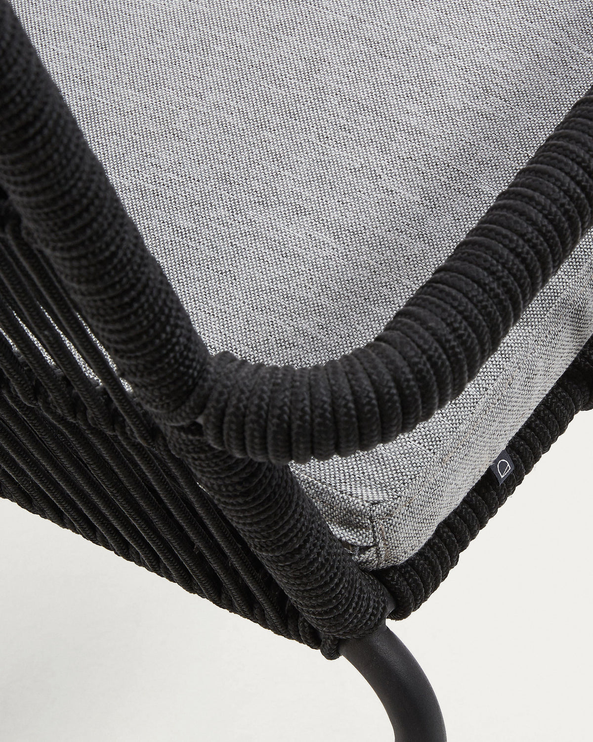 Stapelbarer Stuhl Samanta aus schwarzem Seil mit Beinen aus verzinktem Stahl in Schwarz, Grau präsentiert im Onlineshop von KAQTU Design AG. Gartenstuhl mit Armlehnen ist von Kave Home