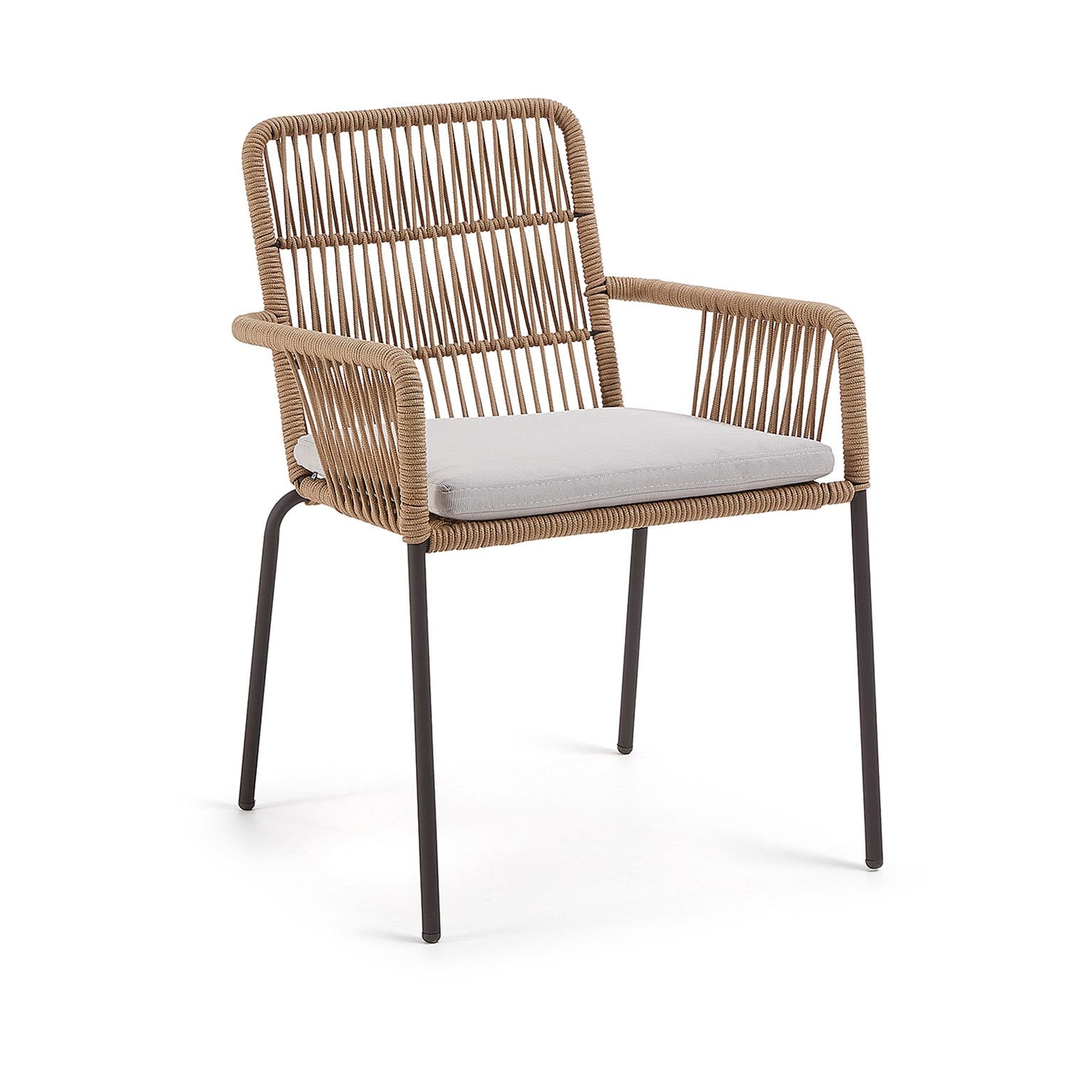 Entdecke den Samanta stapelbaren Seilstuhl in Beige von Kave Home. Ideal für Garten und Terrasse, modern, bequem und langlebig.