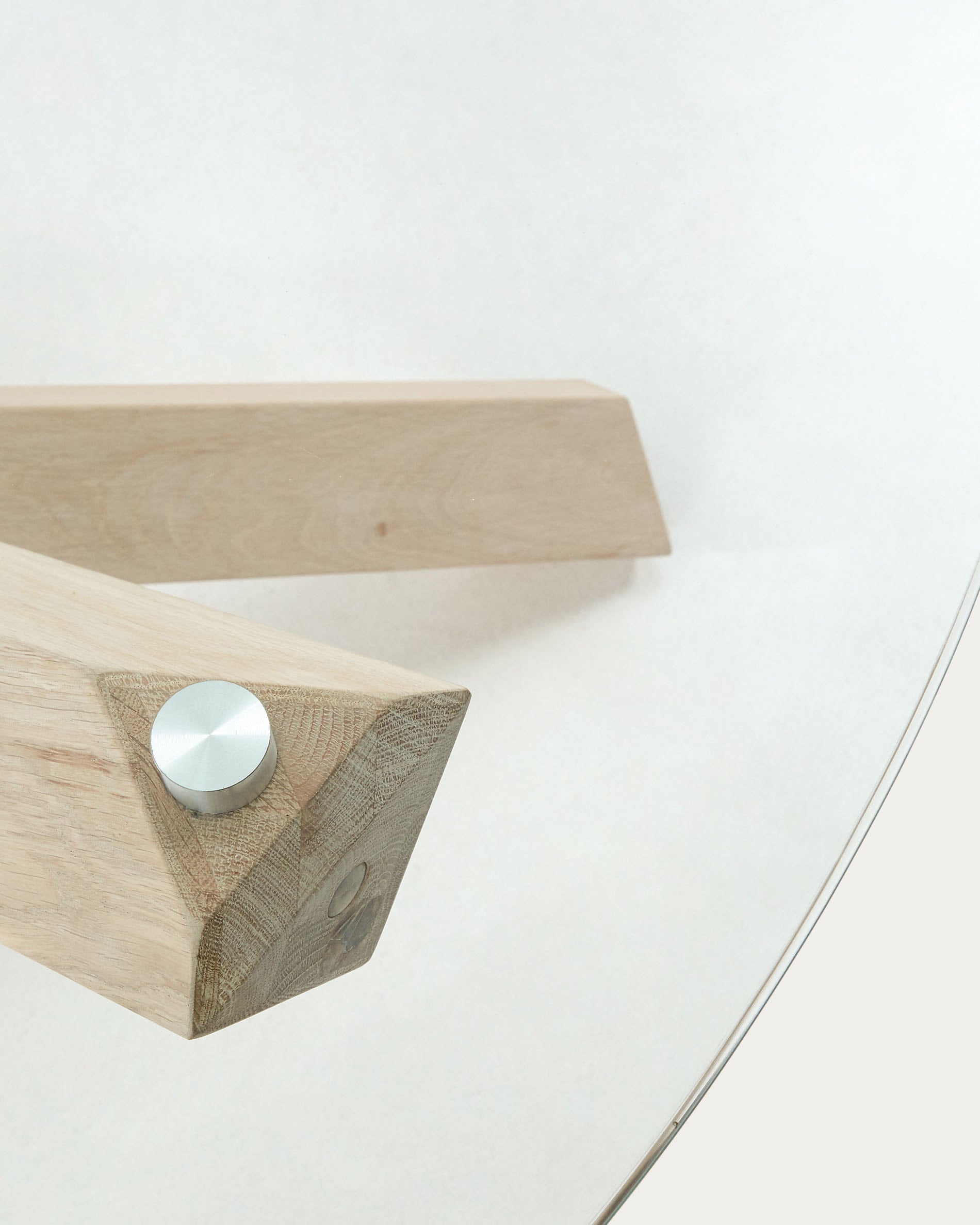 Eleganter runder Tisch mit Glasplatte und massiven Eichenholzbeinen, Ø 120 cm, perfekt für moderne Wohn- und Esszimmer.