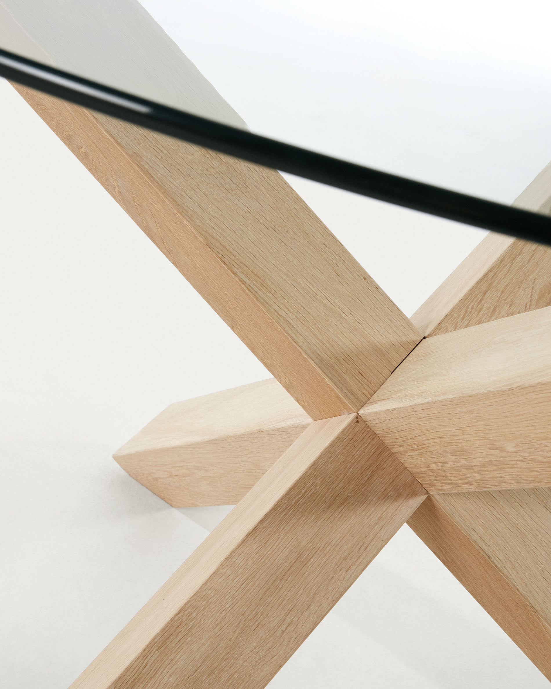 Moderner runder Tisch mit Glasplatte und robusten Eichenholzbeinen, Ø 120 cm, ideal für stilvolle Wohn- und Essbereiche.