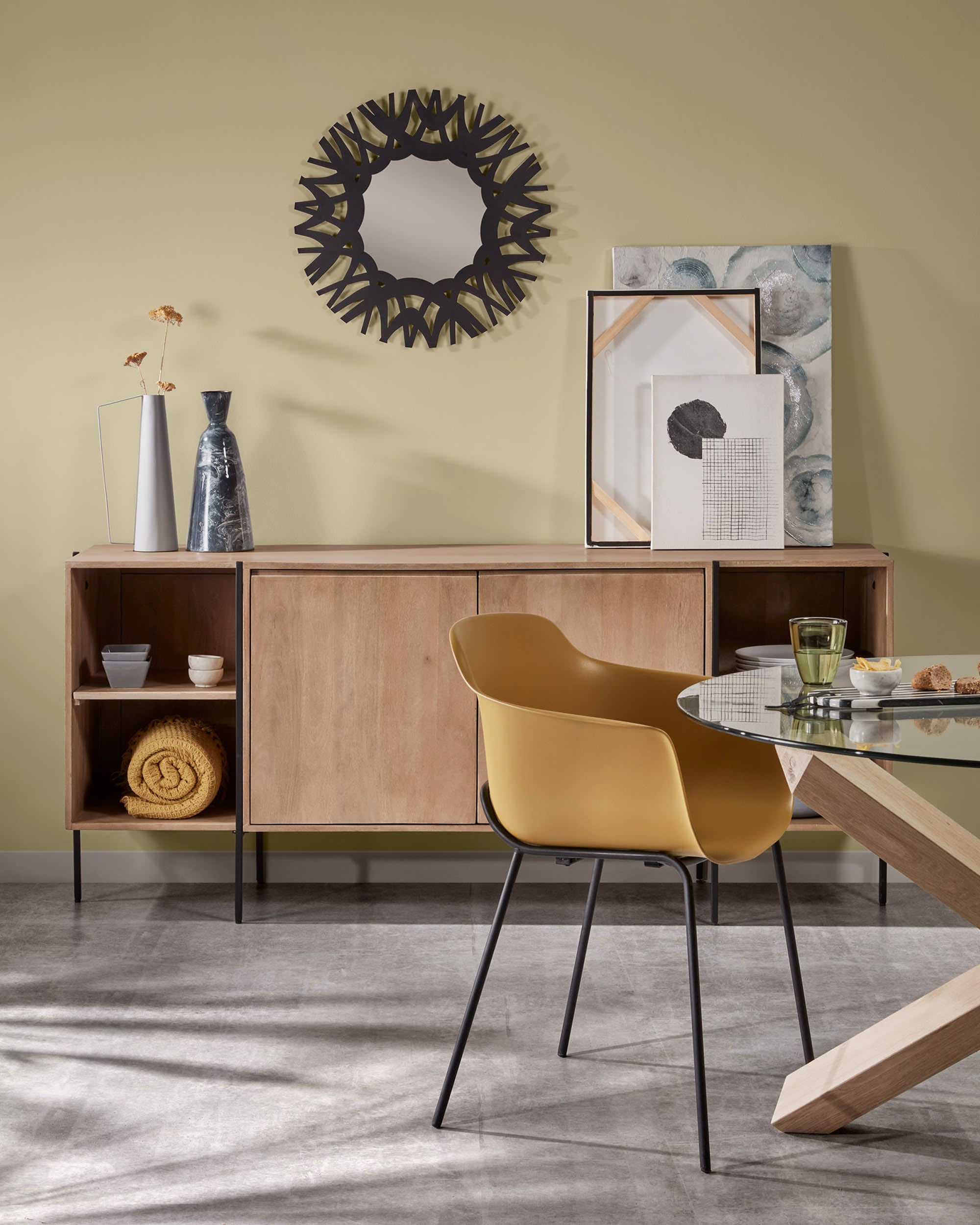 Der Lotus Tisch von Kave Home kombiniert Glas und Eichenholz zu einem eleganten, stabilen Design für stilvolle Essbereiche.