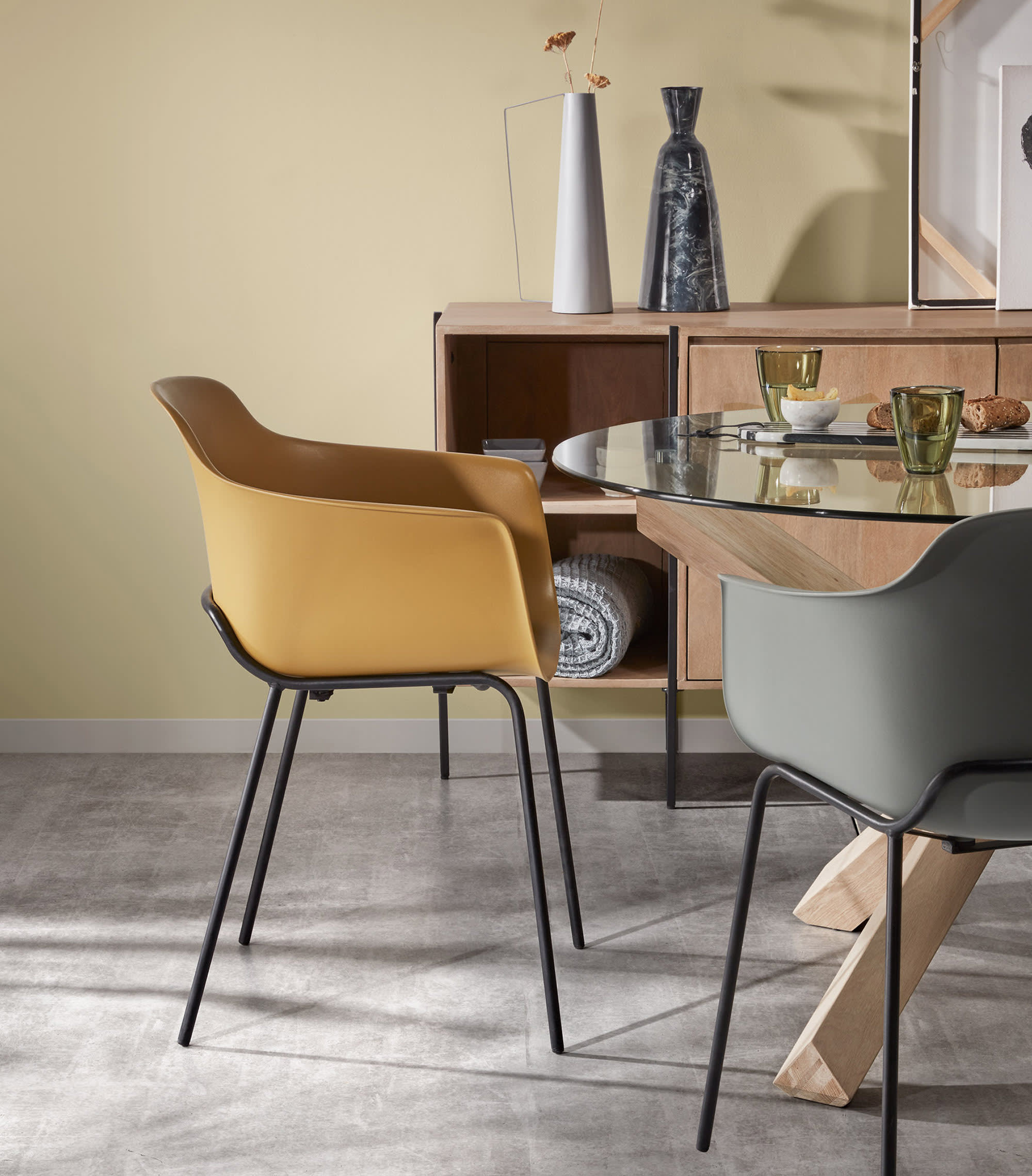 Der Lotus Tisch von Kave Home kombiniert Glas und Eichenholz zu einem eleganten, stabilen Design für stilvolle Essbereiche.