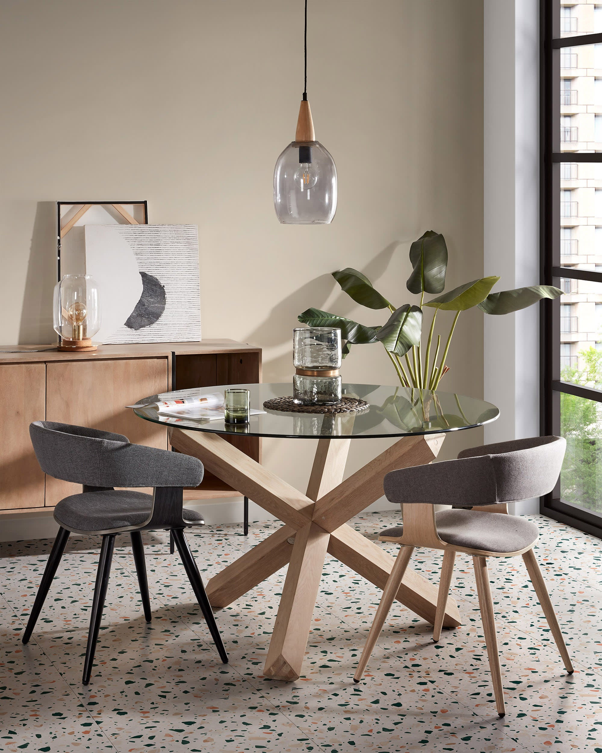 Der Lotus Tisch von Kave Home kombiniert Glas und Eichenholz zu einem eleganten, stabilen Design für stilvolle Essbereiche.