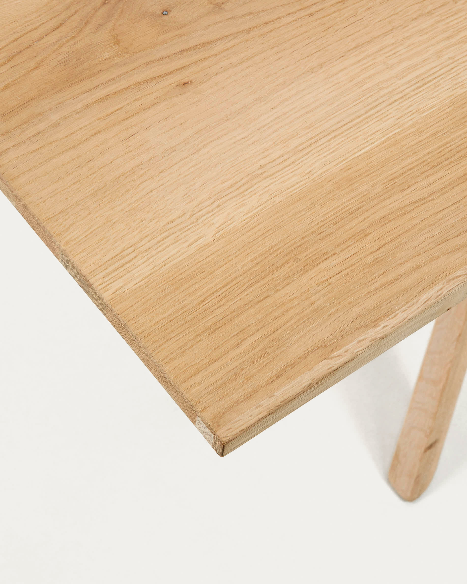 Moderner Armande Tisch aus Eichenfurnier, 200x100 cm, mit hellem Finish. Ideal für elegante Wohn- und Esszimmer.