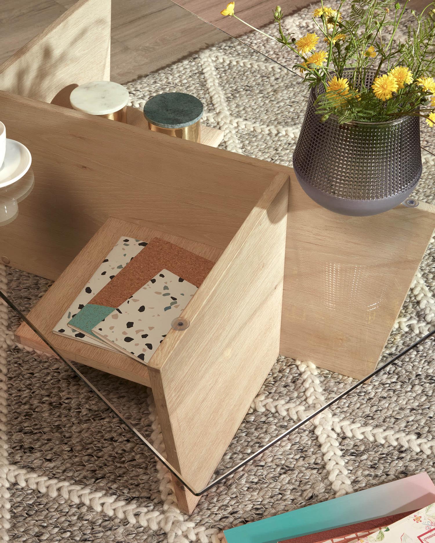 Moderner Couchtisch mit Glasplatte und Holzfuss, 110x60 cm, von Kave Home. Stilvolles Design für Ihr Wohnzimmer.