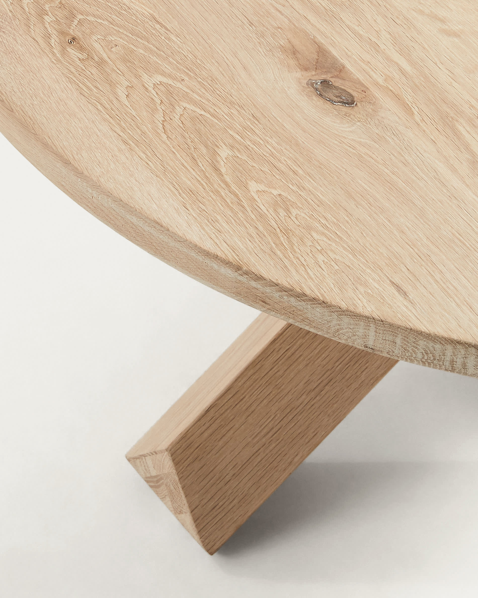 Eleganter Lotus Couchtisch aus massiver Eiche, Ø 65 cm. Perfekt für jeden Wohnstil und bietet Platz für Ihre Lieblingsstücke.