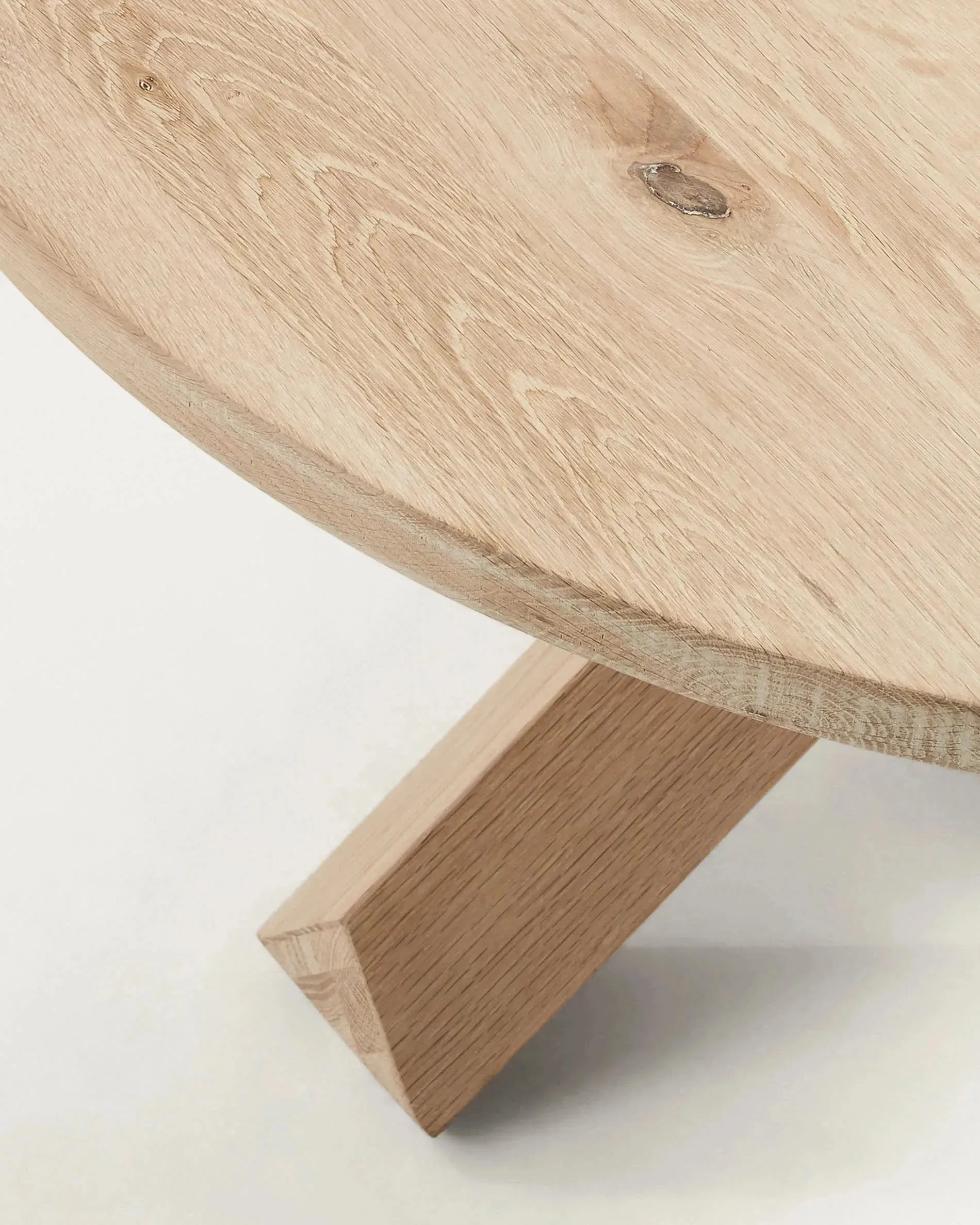Eleganter Couchtisch Lotus aus massiver Eiche, Ø 65 cm, von Kave Home. Perfekt für moderne und geschmackvolle Wohnbereiche.